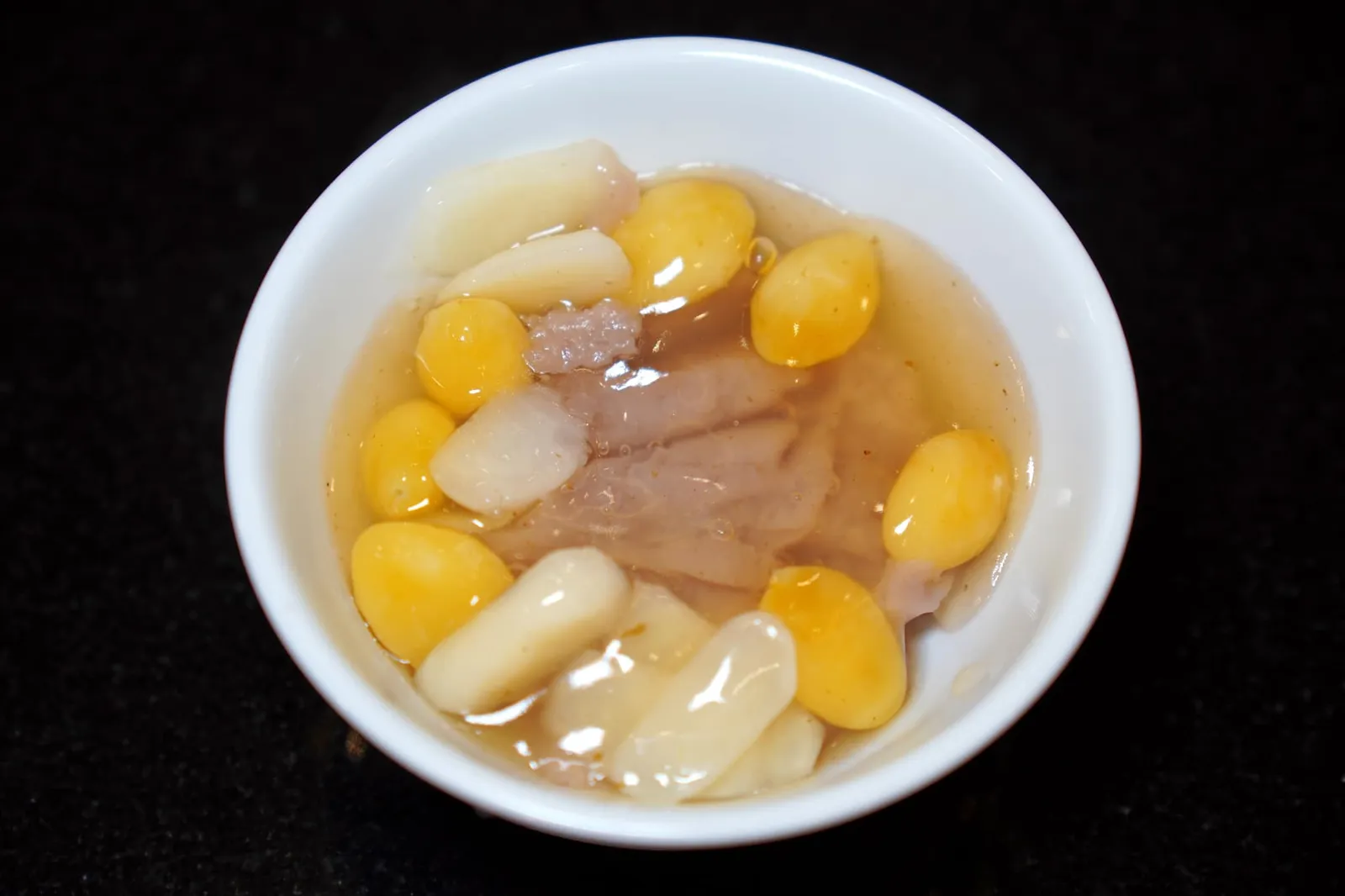 เผือกกวนแปะก๊วย (70+) Sweetened Taro with Sticky Rice and Gingko Nuts ปิดท้ายด้วยขนมหวานประจำร้านอย่างโอวหนี่แปะก๊วยที่ได้จากการนำเผือกไปกวนจนเนื้อละเอียด ใส่แห้วและชิ้นแปะก๊วยลงไปเพื่อเพิ่มความกรอบ จบด้วยข้าวเหนียวมูนที่เติมเต็มมิติทางเนื้อสัมผัสให้สมบูรณ์ยิ่งขึ้น (13/20)