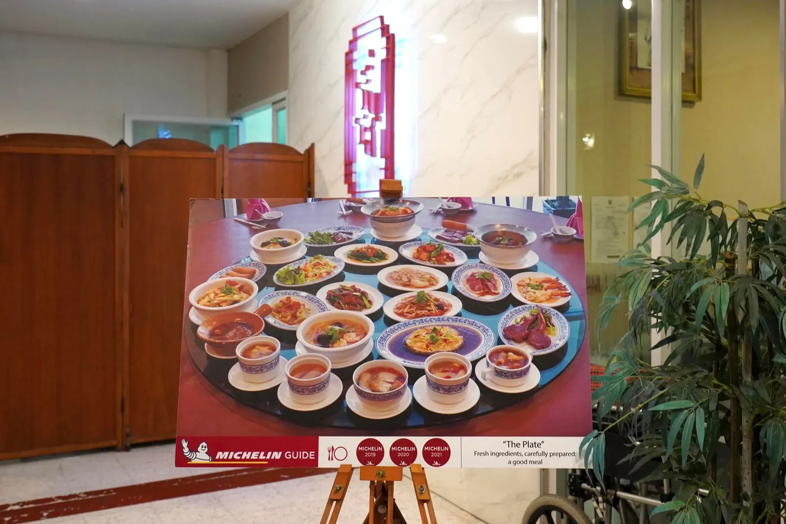 อาหารที่นี่จัดเตรียมมาสไตล์จีนแต้จิ๋วเป็นหลักทั้งยังผสมผสานรสชาติอย่างไทยลงไปได้อย่างกลมกลืนในราคาที่เข้าถึงง่าย