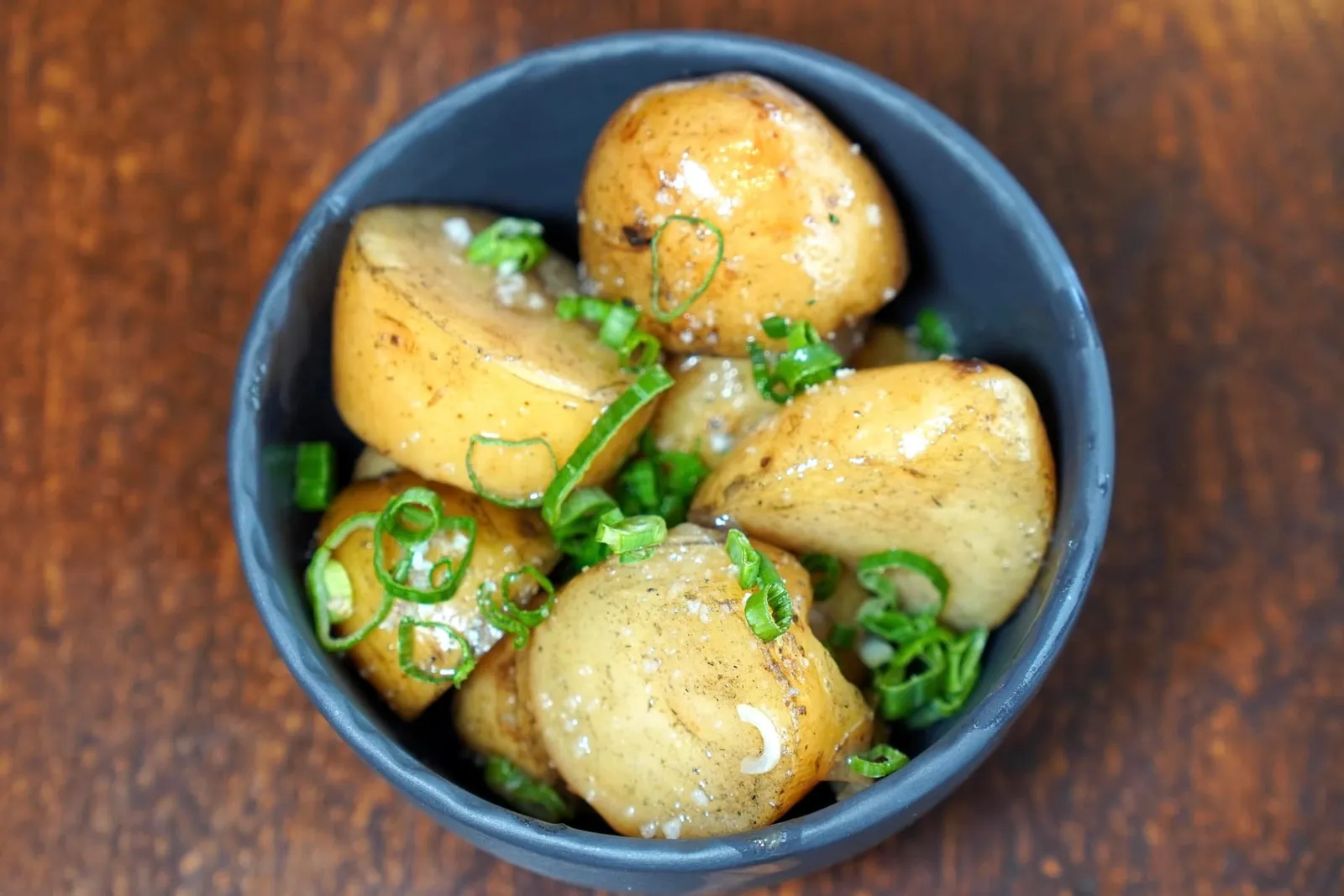 Pommes de Terre Grenailles Confits dans un Beurre au Foin เครื่องเคียงจานแรกเราเลือกมันฝรั่งที่ผ่านการกงฟีในเนยที่มีกลิ่นหอมของหญ้าฟาง