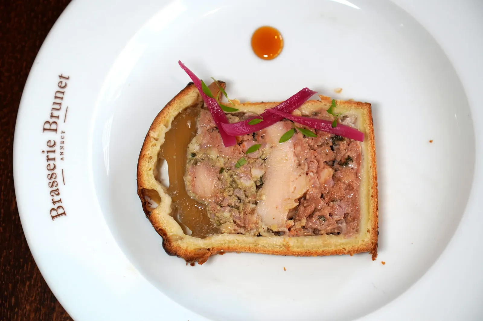 Pâté en Croûte de Volaille et Caramel d'Estragon ด้วยความที่เชฟ Laurent Petit เติบโตมาในครอบครัวพ่อค้าเนื้อและ Charcuteries ทำให้เขาคุ้นเคยกับ Pâté en Croûte มาตั้งแต่เด็ก ด้วยเนื้อสัมผัสของขนมปังด้านนอกที่กีอบพอดี และเนื้อตรงกลางที่เรียงสวยงามหลากหลายชั้น ตัดรสด้วยหอมแดงและเทอร์รากอนคาราเมลทำให้เมนูนี้กลายมาเป็นจานที่ทุกโต๊ะต้องสั่ง (14/20)