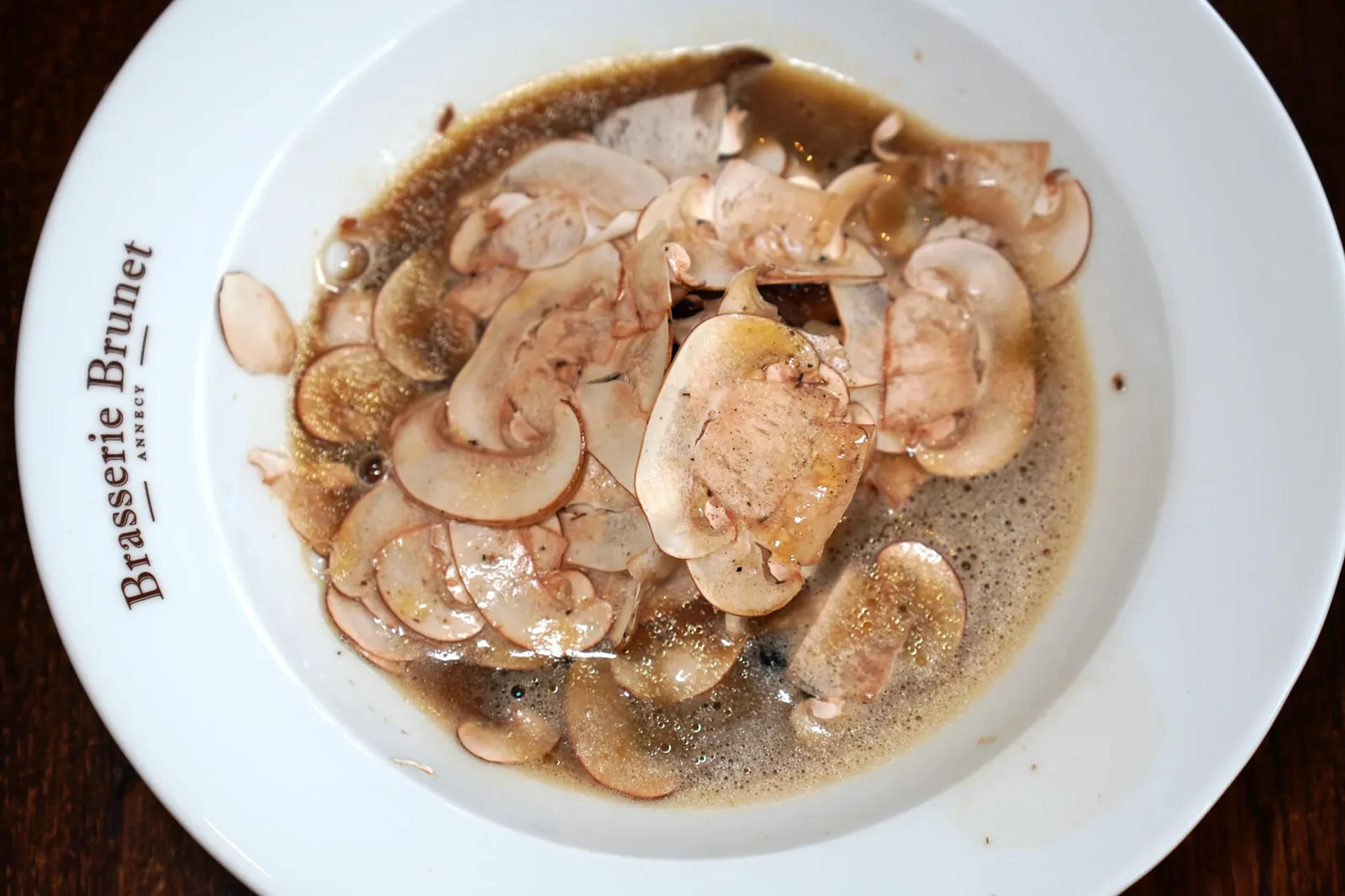 Champignons en Chaud Froid, Bouillon très Goûteux ห้ามพลาดเมนูแนะนำประจำร้านที่ได้จากการนำเห็ด Champignon de Paris มาฝานเป็นชิ้นบาง ๆ ด้านล่างคือเห็ดหลายชนิดและ Mushroom Paste หอม ๆ จากนั้นพนักงานจะเทราดซุปรสเลิศลงไป อร่อยจนเรายกซดจนหมดจาน (14/20)