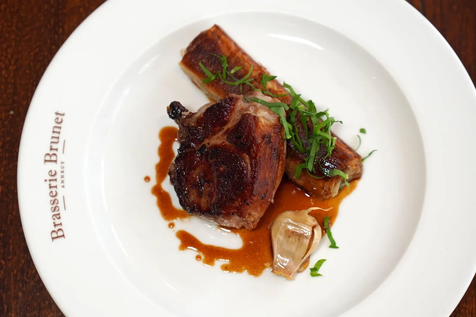Gigot d'Agneau Rôti, Croustillant d'Epaule Confite et Ail en Chemise Main Course จานแรกเราเลือกชิมขาแกะย่าง เสิร์ฟมากับส่วนไหล่แกะที่ผ่านการกงฟีจนนุ่มละมุน จากนั้นจึงราดด้วยซอส Lamb Jus เข้มข้น (12/20)
