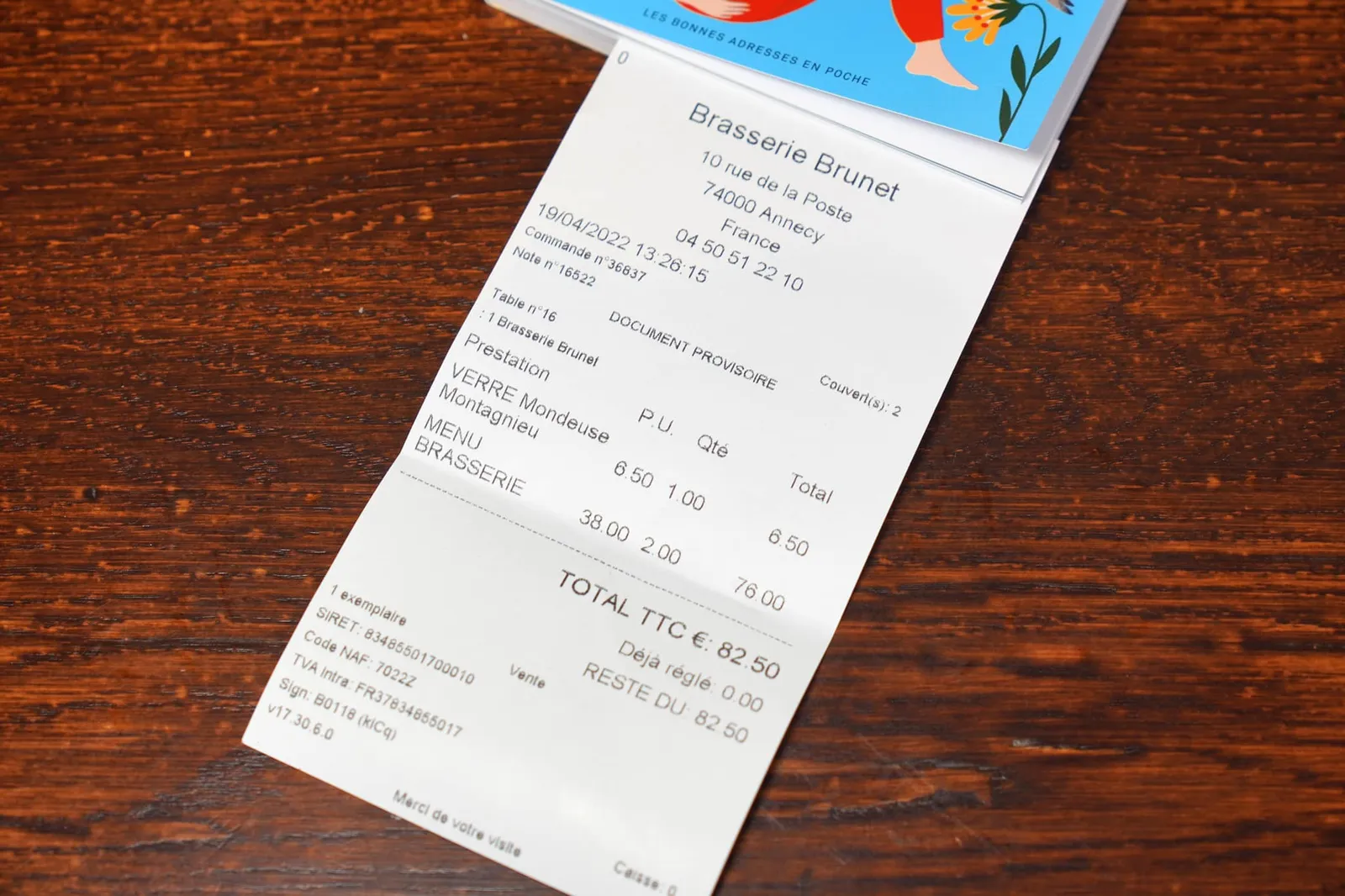 เซ็ตเมนูมื้อกลางวันสำหรับสองคนจับคู่กับไวน์ท้องถิ่นสักแก้วราคา 82.50 €