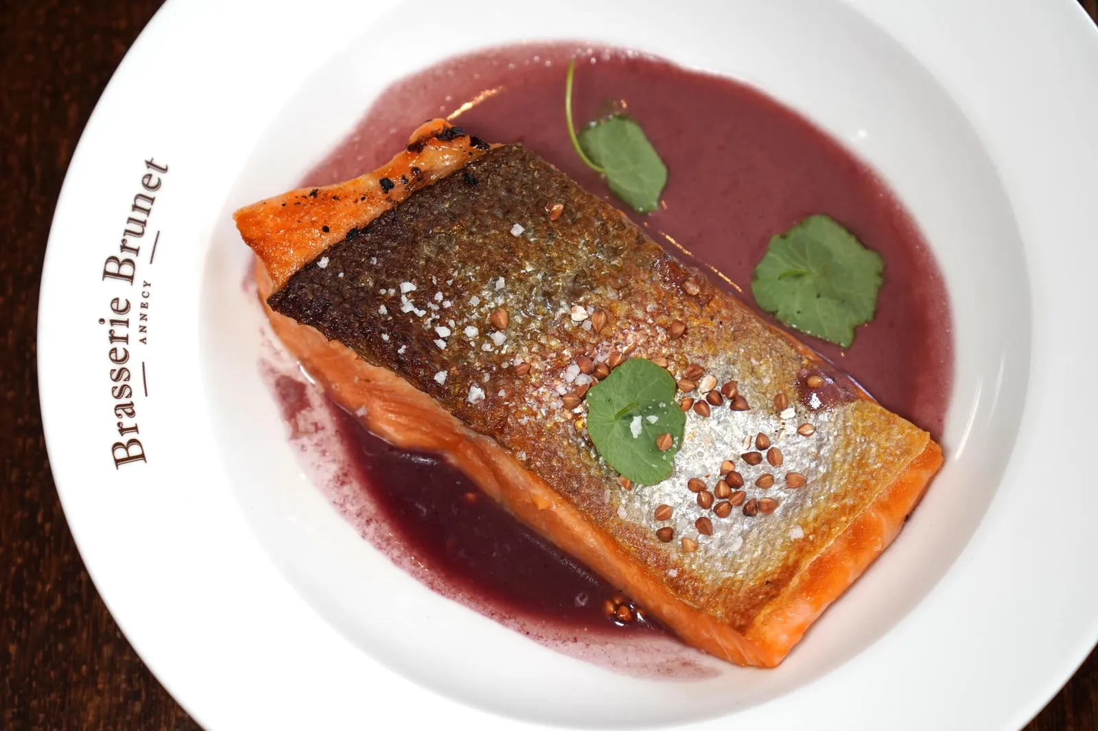 Truite Grillée à la Plancha, servie mi-cuite et Beurre rouge สำหรับจานปลาเราเลือกชิมปลาเทร้าต์จากทะเลสาบย่างแล้วเสิร์ฟมาแบบ Half-cooked หนังกรอบ ด้านบนโรยด้วยเกลือ รอบ ๆ คือซอสเนยที่มีส่วนผสมของไวน์แดงรสชาติหอมมันเช้มข้น (13/20)