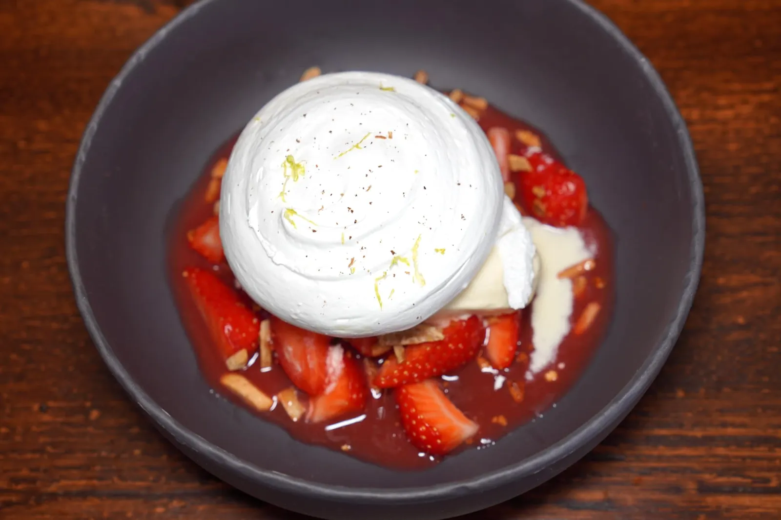 Premières Fraises, Meringue et Glace au Poivre du jardin ของหวานจานแรกคือสตรอว์เบอร์รี่เสิร์ฟมากับเมอแรงก์หวานกรอบและ Chantilly Cream หอมมันตรงกลาง (13/20)