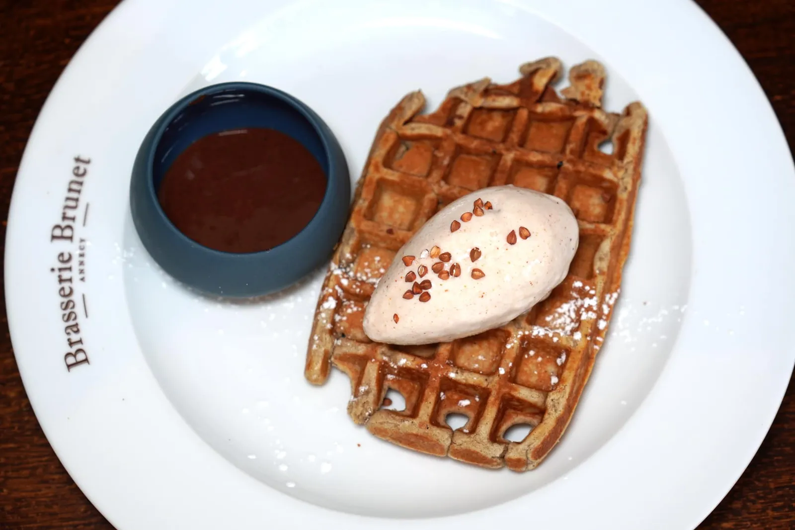 Gaufre et Glace au sarrasin, Pâte à tartiner Maison ของหวานอีกจานหนึ่งคือวาฟเฟิลที่เตรียมเนื้อสัมผัสมาไม่ดีเท่าที่ควรเพราะค่อนข้างเหนียว ด้านบนท็อปด้วยไอศกรีมบัควีท (11/20)