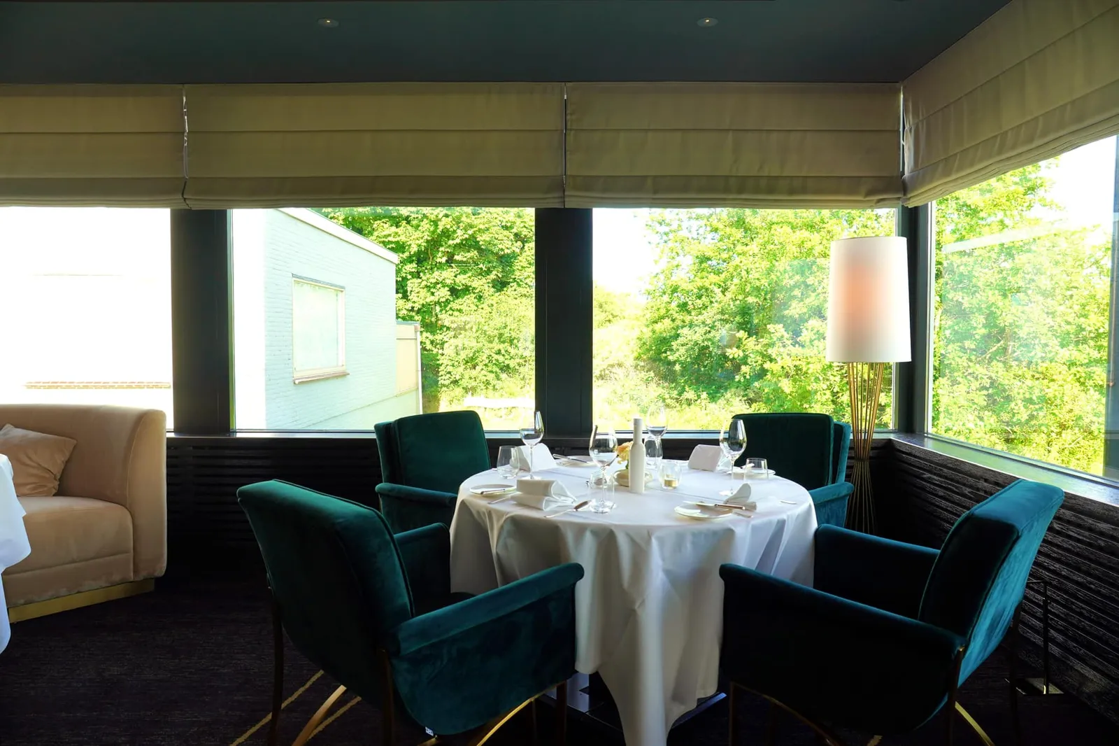 ตัวร้านตั้งอยู่ในหมู่บ้าน Overveen ริมชายฝั่งทะเล North Sea ทางตอนเหนือของประเทศเนเธอแลนด์ สำหรับใครที่เดินทางมาจากกรุง Amsterdam อาจใช้เวลาราว 35 นาทีในการขับรถผ่านกลางเมือง Haarlem เพื่อเข้าถึงหมู่บ้านแห่งนี้