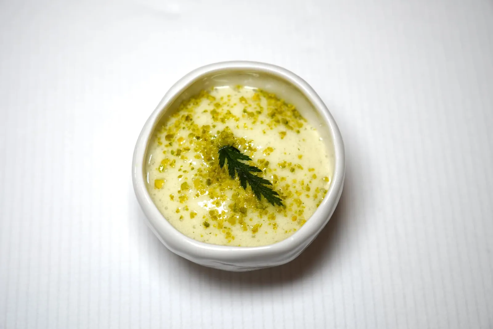 PRE-DESSERT ล้างปากด้วยคอร์ส Pre-Dessert เชฟนำเสนอการผสมผสานกันของอโวคาโด ลูกแพร์ และดอก Thanasie ที่เชฟเก็บมาจากด้านหน้าของโรงแรม Beau-Rivage Palace เพื่อนำมาทำเป็นซอร์เบท์ให้รสออกเปรี้ยว โฟมสีขาวมีอโรมาของ Genepi อยู่เล็กน้อย (17/20)