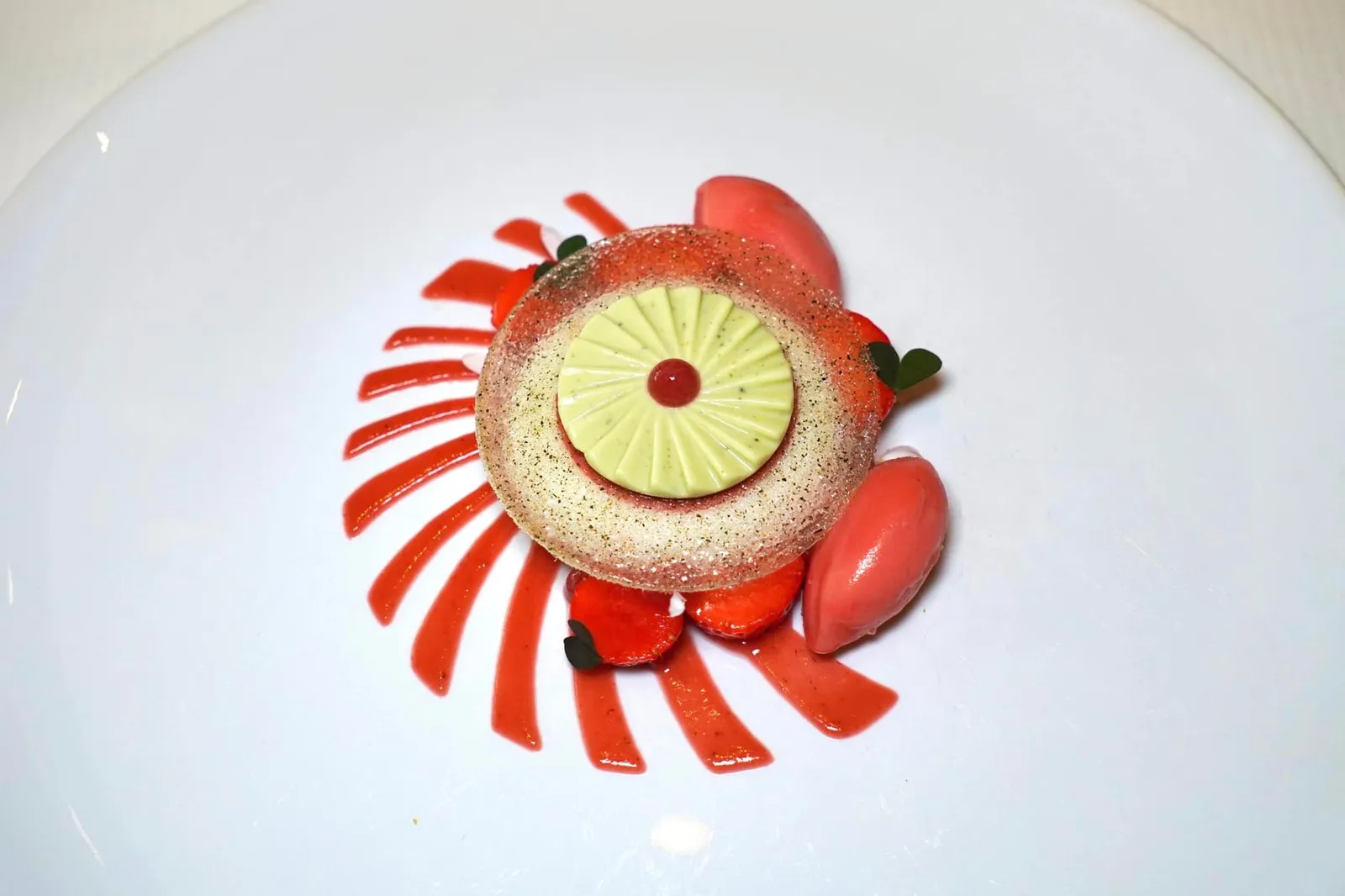 STRAWBERRY candied and sorbet perfumed with genmaicha and geranium rosat Camargue creamy rice pudding สตรอว์เบอร์รี่เสิร์ฟมาในรูปแบบที่แตกต่างกันทั้งซอร์เบท์และแคนดี้ ตรงกลางคือองค์ประกอบของ Rice Pudding ที่มีความครีมมี่ หอม มันของวานิลลาสตรอว์เบอร์รี่ และ Panna Cotta ที่ใส่กลิ่นหอมของชา Genmaicha และดอก Geranium Rosat เข้าไปช่วยเรียกความสดชื่นหลังจบมื้ออาหารได้เป็นอย่างดี (20/20)