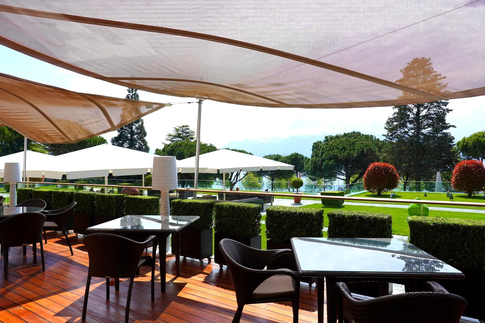 กระจกใสบานใหญ่เผยให้เห็นเทอเรสแบบ Al Fresco ขนาบข้างด้วยสวนขนาดใหญ่ทั้งยังมีสีน้ำเงินครามของ Lake Geneva เป็นฉากหลังอีกด้วย