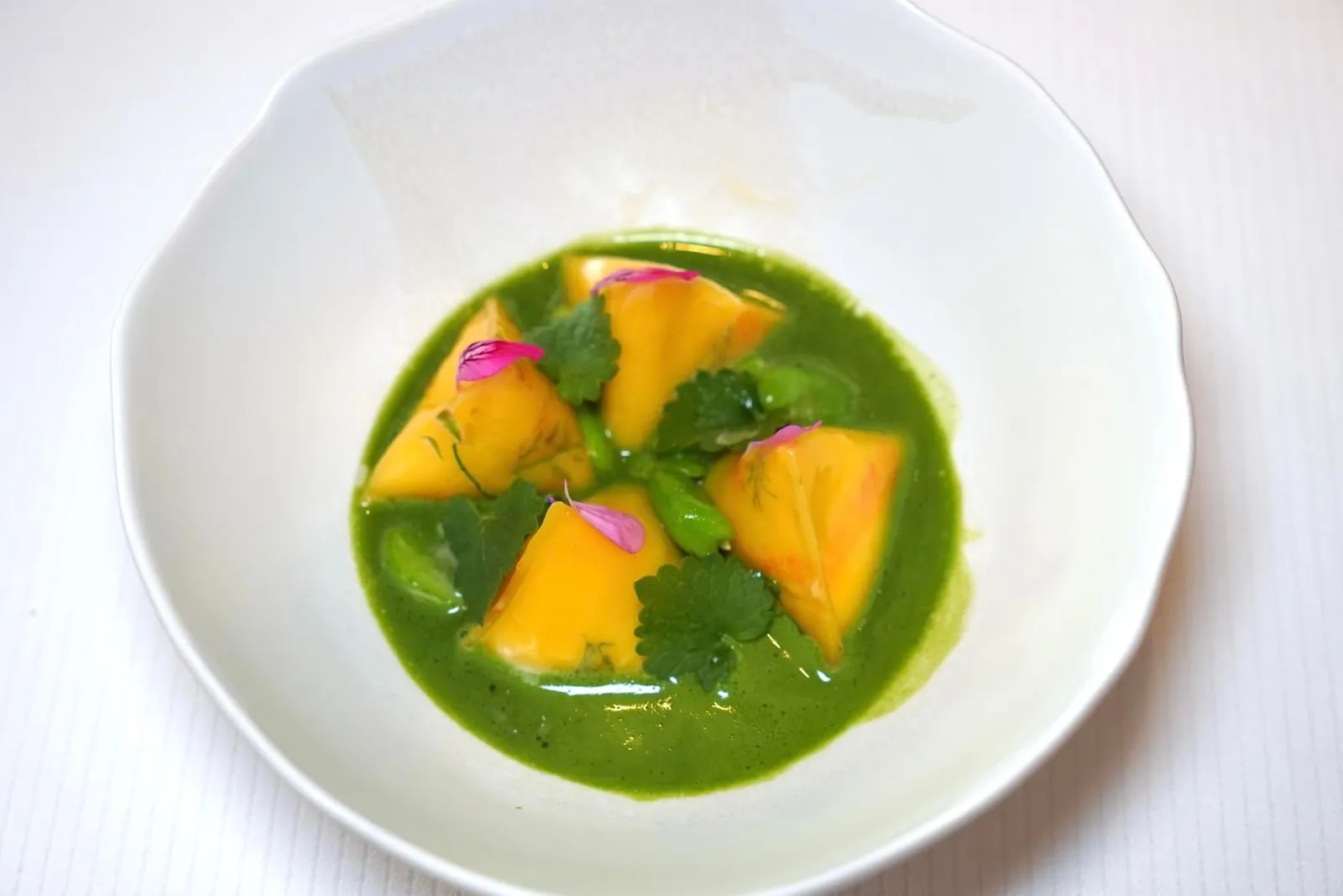 SPRING BERLINGOTS soft heart like a fondue with Nikka whisky flavour ground-ivy coulis, watercress and nasturtium flower รอบ ๆ เป็นซอสสีเขียวทำมาจากสมุนไพรอโรมาติคต่าง ๆ อย่าง Ground-Ivy, Nasturtium และ Watercress ด้วยความที่เชฟเลือกใช้ Fondue Swiss Cheese ทำให้กลิ่นชีสที่ได้ค่อนข้างโดดแซงหน้าซอสและองค์ประกอบอื่น ๆ รวมไปถึงเนื้อสัมผัสที่ค่อนข้างครีมมี่และเหลวซึ่งเป็นธรรมชาติของวัตถุดิบ เนื้อสัมผัส Berlingots ค่อนข้างนุ่มละมุน ถือเป็นอีกหนึ่งจานที่เตรียมออกมาได้อย่างน่าสนใจ (17/20)