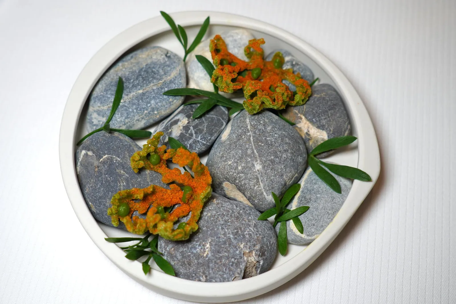 AMUSE BOUCHE ถัดมาคือ Chip มีลักษณะเป็นแผ่นกรอบ ด้านในมีกลิ่นเฉพาะตัวของ Watercress โรยด้านบนด้วย Nasturtium Powder (17/20)