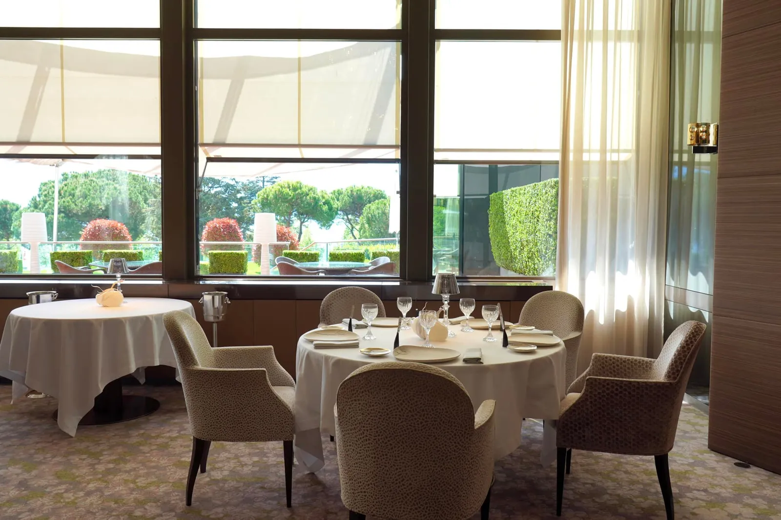 ด้วยทำเลที่ตั้งอยู่ในย่าน Ouchy ริม Lake Geneva ในนคร Lausanne ทำให้ Beau-Rivage Palace เปิดประตูต้อนรับนักท่องเที่ยวและผู้มีชื่อเสียงมากมายอย่างเช่น Victor Hugo, Charlie Chaplin, Coco Chanel, Liza Minelli ทั้งยังเคยถูกใช้เป็นสถานที่ในการเซ็นสนธิสัญญาสันติภาพถึง 2 ฉบับคือสนธิสัญญาสิ้นสุดสงครามระหว่างอิตาลีและตุรเคีย (ตุรกี) ในปี 1912 และสนธิสัญญาโลซานน์ในปี 1923 นั่นเอง