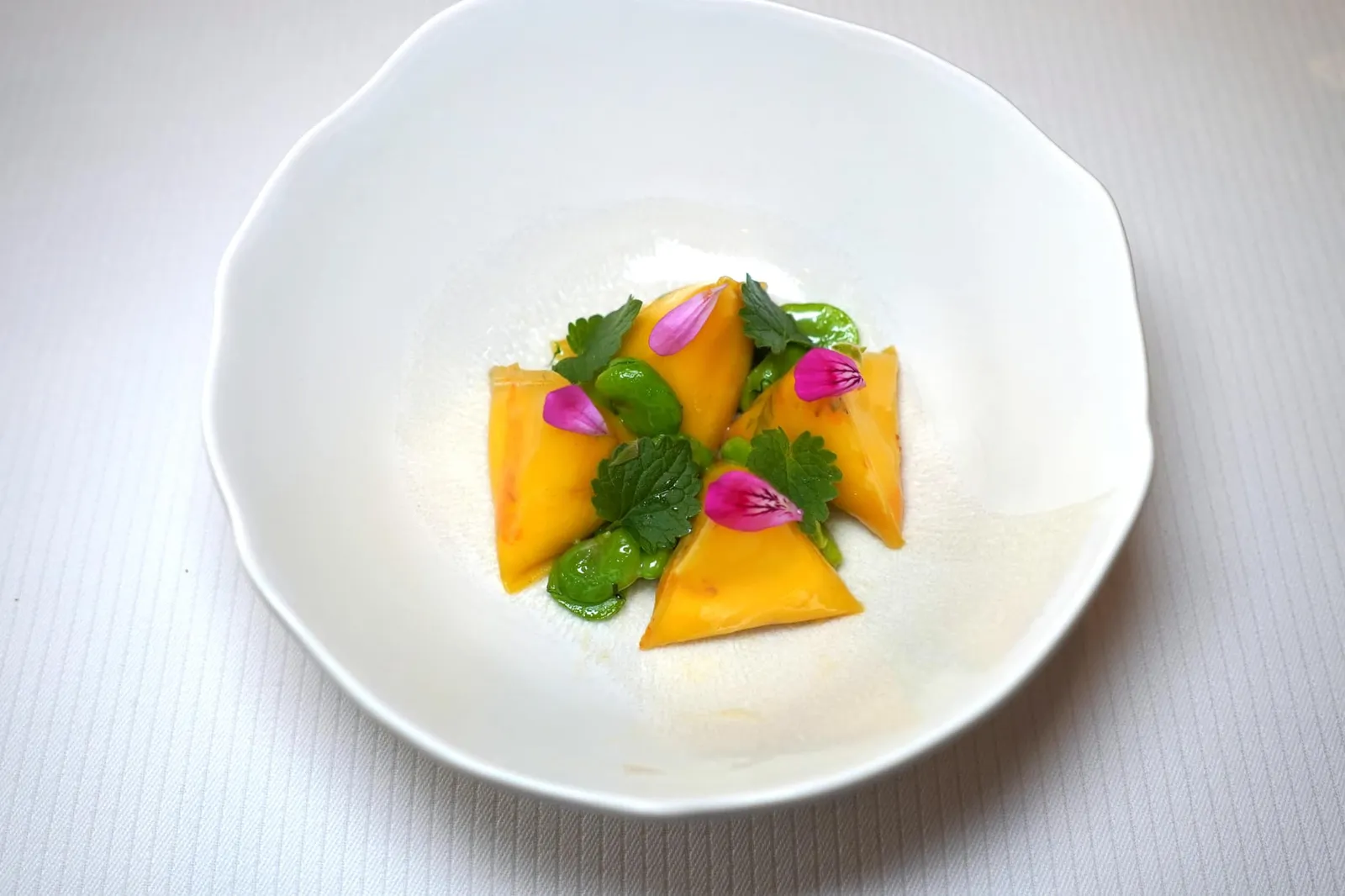 SPRING BERLINGOTS soft heart like a fondue with Nikka whisky flavour ground-ivy coulis, watercress and nasturtium flower Berlingots เป็น Signature Dish ที่พบได้ในห้องอาหารทุกแห่งของเชฟ Anne-Sophie Pic มีลักษณะเป็นพาสต้าทรงสามเหลี่ยมที่มีความบางเพียง 1 มิลลิเมตร สำหรับที่สาขานคร Lausanne เชฟเลือกใช้ Swiss Cheese Fondue ทั้ง 2 ชนิดคือ Vacherin Fribourgeois และ Gruyère Caramel สอดเป็นไส้ผสมผสานกับ Nikka Whisky ซึ่งเป็นวิสกี้จากประเทศญี่ปุ่นอยู่ด้านใน (17/20)