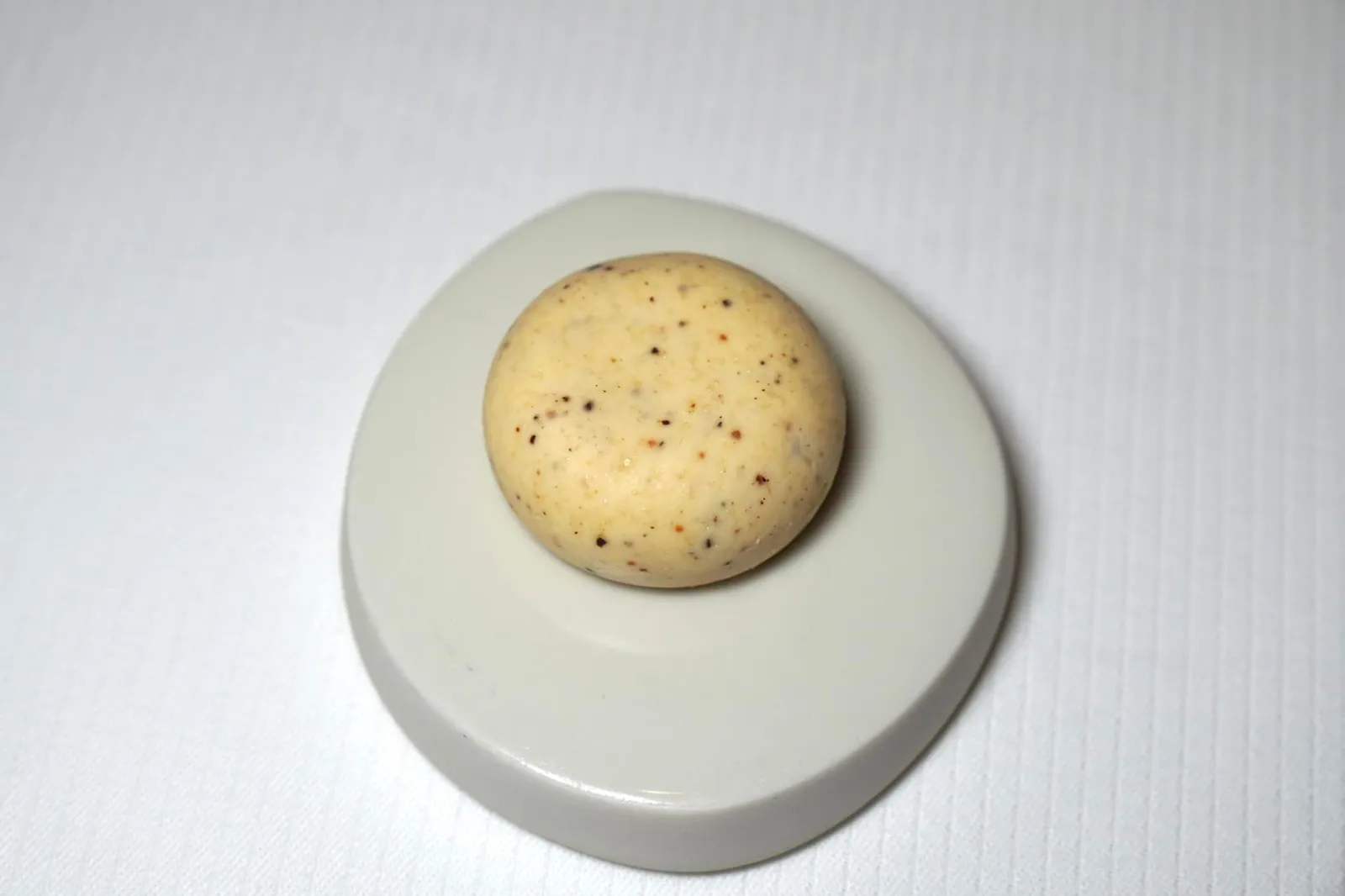 BREAD ขนมปังเสิร์ฟมาคู่กับเนยที่มีกลิ่นหอมของ Voatsiperifery ซึ่งเป็นเครื่องเทศจาก Madagascar ที่มีความใกล้เคียงกับพริกไทยและ Tonka Beans เข้ากันดีกับขนมปังทุกชนิด