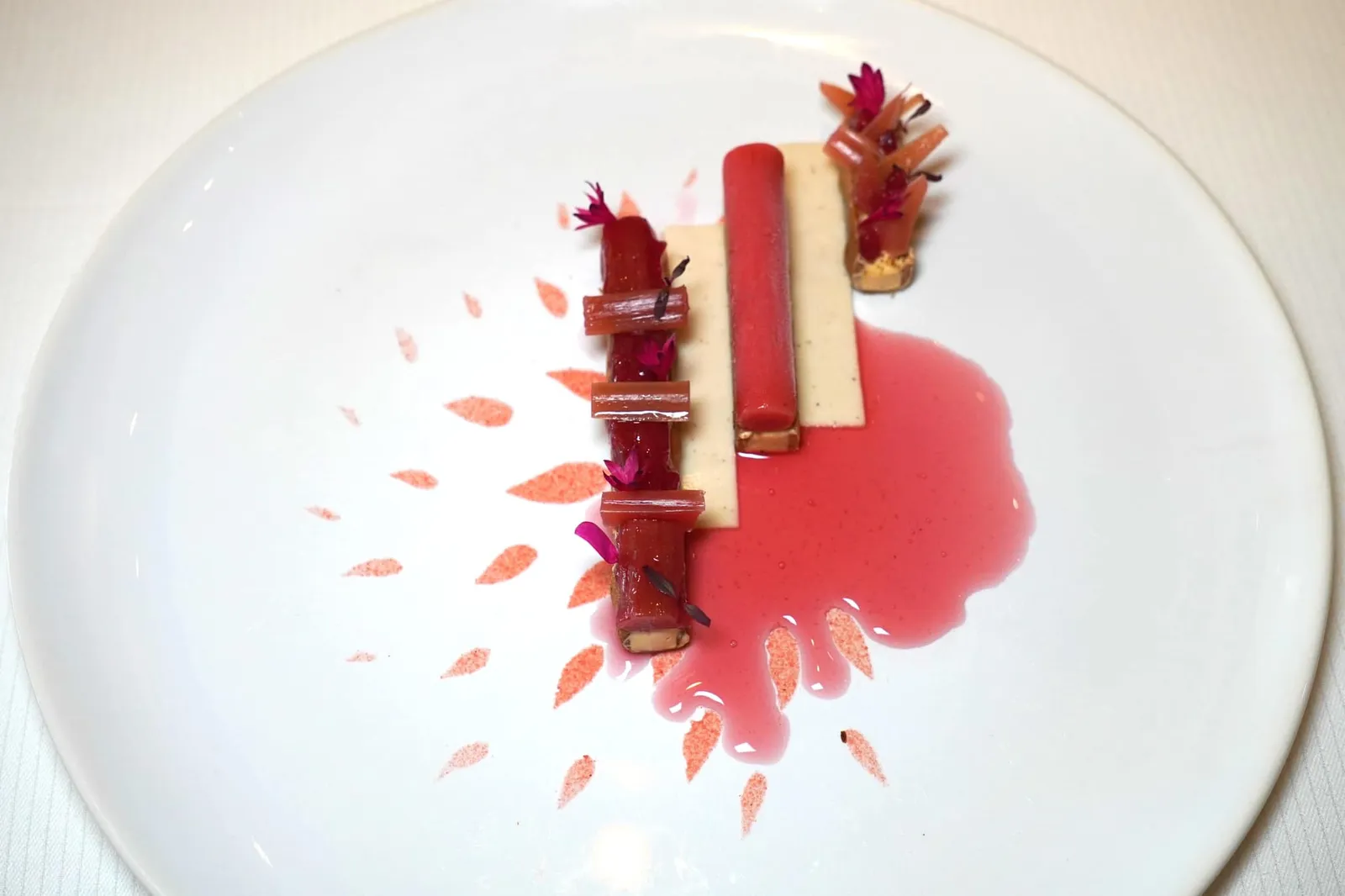 RHUBARB poached and sour infused with coffee from Ethiopia panna cotta flavoured with tonka bean เชฟ Anne-Sophie Pic เลือกใช้วัตถุดิบที่กำลัง In Season ในช่วงฤดูใบไม้ผลิอย่าง Rhubarb เสิร์ฟมาในหลากหลายรูปแบบที่แตกต่างกันคือ Fresh, Pickled และ Sorbet จับคู่กับขนมปัง Shortbread กรอบ ๆ ที่มีกลิ่นหอมของกาแฟ Gédéo จากประเทศเอธิโอเปีย ซอสสีสันสดใสได้จากการนำ Rhubarb ไป Poached กับกาแฟ Gédéo นอกจากนี้ยังมีความนุ่มละมุนของ Panna Cotta ที่ใส่ด้วยกลิ่นเฉพาะตัวของ Tonka Bean ลงไปอีกด้วย (20/20)