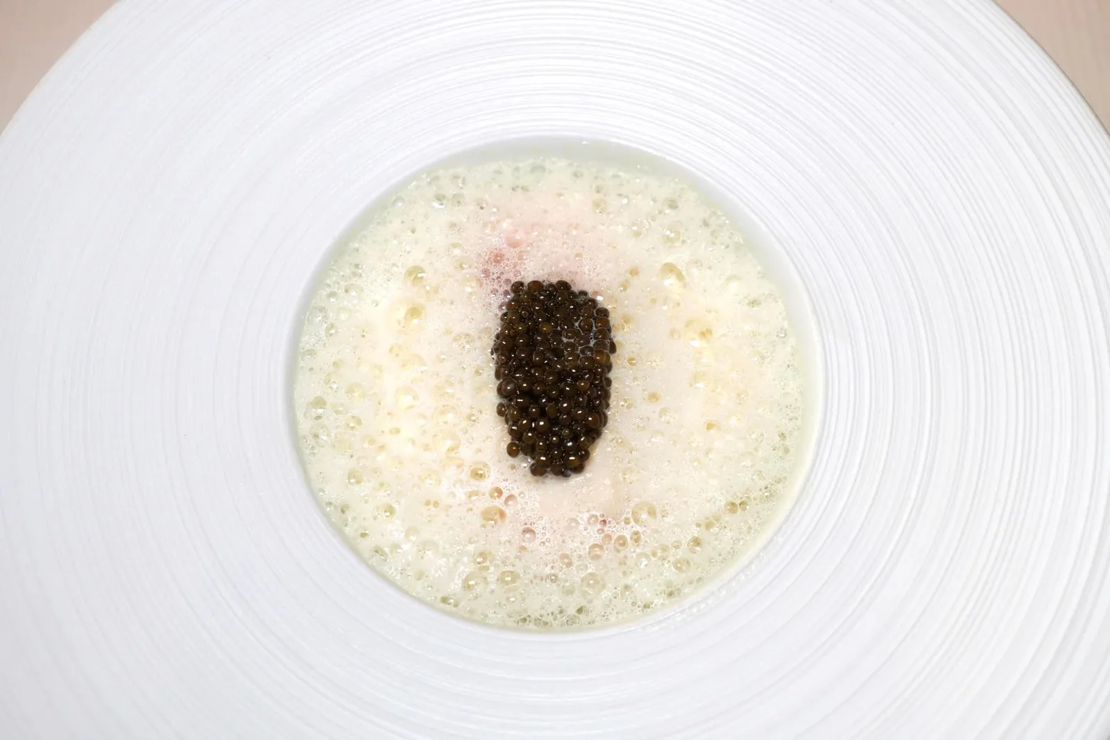 « JACQUES PIC » SEA BASS WITH CAVIAR For fans of the mythical dish of my father created in 1971 Supplement CHF 50.- in replacement of the Fish from Lake. เราขอแนะนำให้เพิ่มเงินอีก 50 CHF เพื่อลิ้มลองสุดยอดเมนูระดับตำนานของวงการอาหารฝรั่งเศสที่เจ้าของร้านรุ่นที่ 2 อย่างเชฟ Jacques Pic ได้เคยรังสรรค์เอาไว้ตั้งแต่ปี 1971 ชิ้นปลากะพงนึ่งจนสุกได้ระดับชนิดที่ว่าใช้ตักเบา ๆ ก็ขาดออกจากกัน ด้านบนท็อปด้วย Kristal Caviar คุณภาพสูงใส่มาในปริมาณที่พอเหมาะ (สำหรับจานต้นตำรับจะใช้เป็น Aquitane Caviar) ซอสสีเหลืองนวลรอบ ๆ ทำมาจากน้ำสต๊อกปลาที่ผ่านการรีดัคชั่นจนงวด ยังมีหอมแดง เฟนเนล เห็ด และแชมเปญ ผสมผสานกันจนให้เนื้อสัมผัสครีมมี่ เบา ละมุนลิ้นเข้ากันดีกับความนุ่มของปลากะพงที่เตรียมมาได้อย่างไร้ที่ติ (20/20)