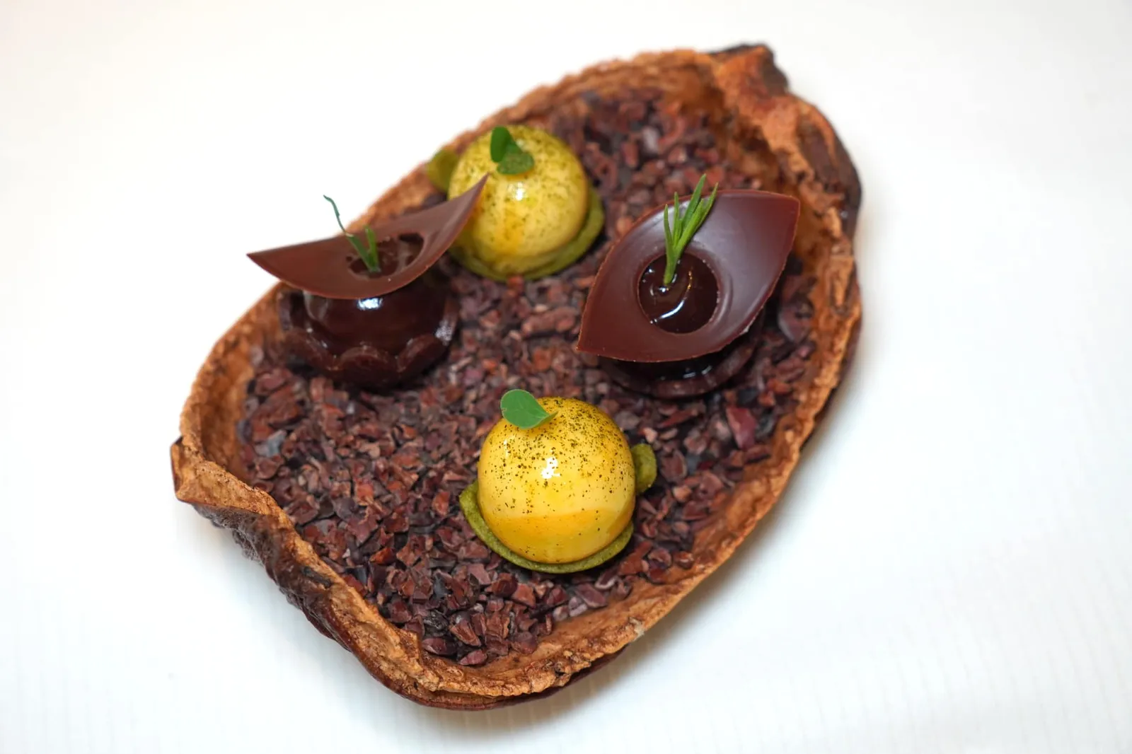 MIGNARDISES ถัดมาคือ Chocolate Bite ที่จะแตกระเบิดออกในปากทั้งยังมีกลิ่นหอมของใบ Mint และ Combawa หรือมะกรูดอย่างชัดเจน สุดท้ายคือ Basil Tartelette with Yuzu ปิดท้ายมื้ออาหารอย่างสมบูรณ์