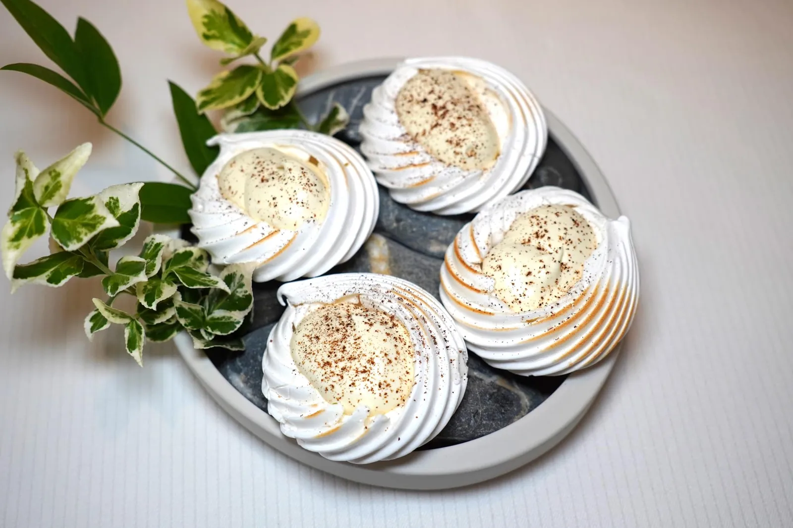 MIGNARDISES ปิดท้ายมื้ออาหารด้วย Mignardises จำนวน 3 อย่างคือ Lightly Smoked Meringue หวาน ละลายในปาก และมีกลิ่นหอมจากการรมควัน ตรงกลางคือองค์ประกอบของ Double Cream จากเมือง Gruyère