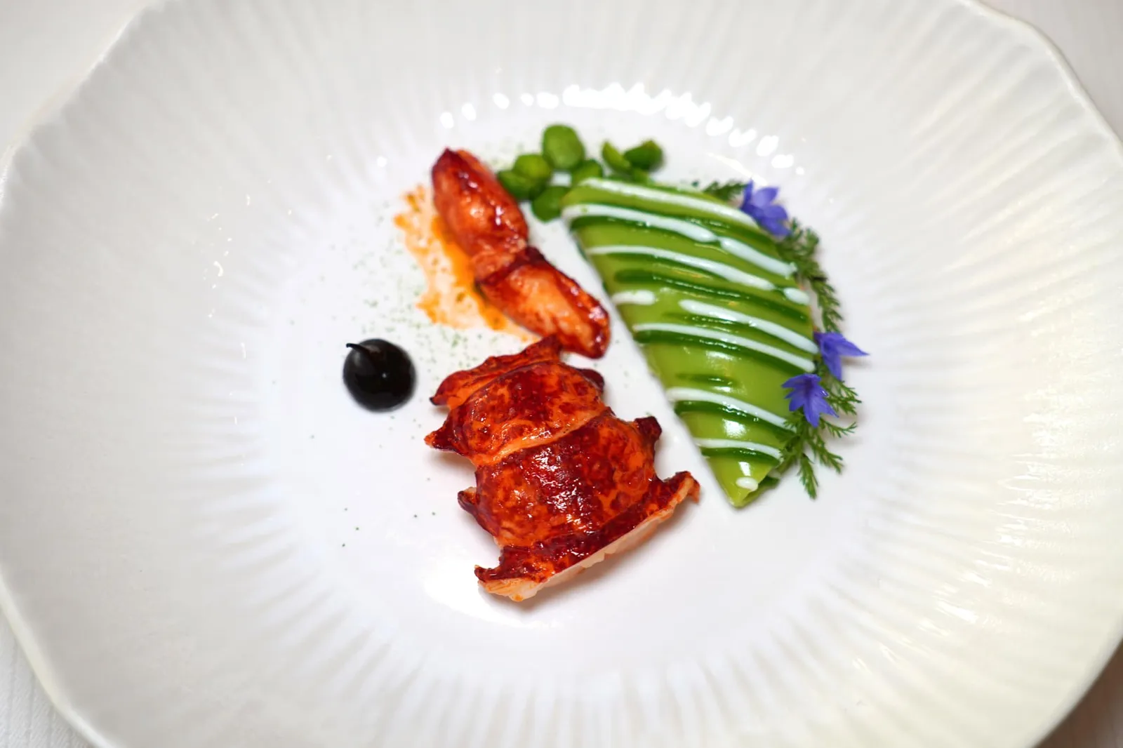BLUE LOBSTER lightly smoked, green peas infused with Absinthe pepper modern bisque with sweet spices and fresh mint จานที่มีเฉพาะในเซ็ตเมนู 7 คอร์สคือ Blue Lobster ที่ผ่านการรมควันกับบีทรูท จากนั้นนำไปย่างสไตล์บาบีคิว เนื้อกุ้งหอม นุ่ม เด้งและให้ความหวานโดยธรรมชาติ ซอสสีดำทำมาจากกระเทียมดำ องค์ประกอบข้างกันคือพานาคอตต้าถั่วและถั่วสด ๆ ที่ถูก Infused ด้วย Absinthe Pepper จนหอม (18/20)