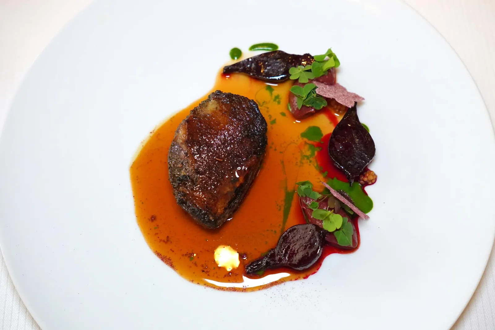 PIGÉON FROM BRESSE blackcurrant buds and Damas roses beetroot from Mathieu Cuendet Victoria rhubarb and juice สำหรับเมนคอร์สวันนี้เชฟนำเสนอนกพิราบจากเมือง Bresse หมักในหน่อ Blackcurrant และดอกกุหลาบ Damask จนหอม ข้างกันคือ Beetroot ที่ผ่านการคัดมาอย่างดีโดย Mathieu Cuendet ทั้งยังผ่านการรมควันมาจนหอมและชิ้น Victoria Rhubarb ที่กำลัง In Season ในช่วงฤดูใบไม้ผลิเสิร์ฟมาคู่กับเมล็ดมัสตาร์ด (19/20)