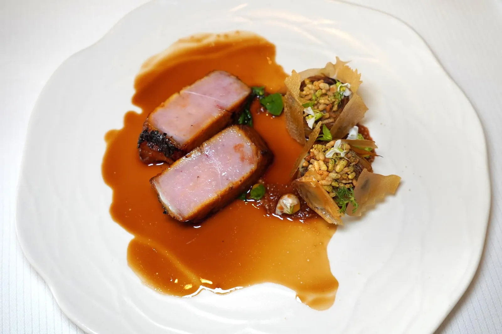SWISS ANGUS VEAL (120 CHF) lupin miso and saffron « poivrade » artichoke perfumed with Amaretto taste เนื้อลูกวัว Angus ท้องถิ่นของประเทศสวิสเซอร์แลนด์หมักกับ Shiso ย่างจนสุกพอดี ด้านล่างรองด้วยผักโขมนุ่ม ๆ สร้างความแตกต่างทางเนื้อสัมผัส ข้างกันคือชิ้น Artichoke ที่มีอโรมาของ Amaretto ท็อปด้านบนด้วยข้าวพองกรอบ ๆ เคี้ยวสนุก (17/20)