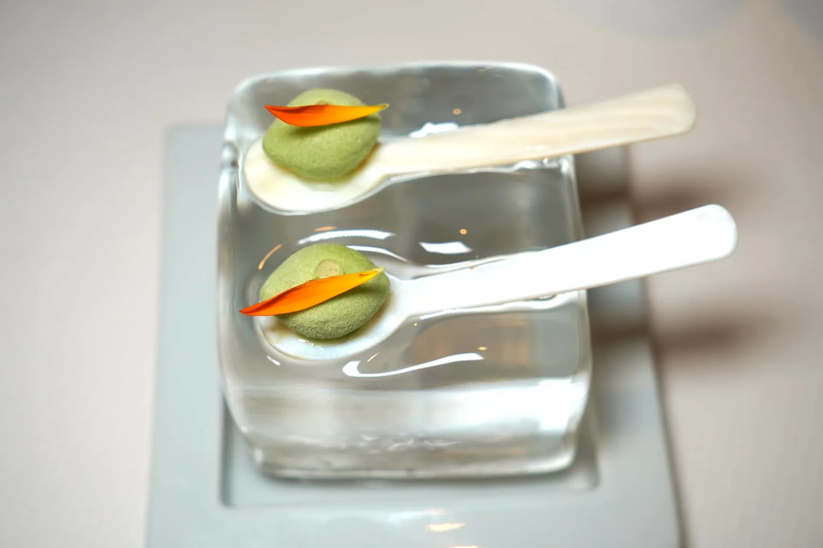 AMUSE BOUCHE เริ่มต้นด้วย Amuse Bouche เสิร์ฟมาพร้อมกัน 3 อย่าง ในภาพคือ Pearl of Lemon, Yuzu and Sake เสิร์ฟมาในช้อนไข่มุกโดยชิ้นทรงกลมนี้จะแตกออกในปากขณะเคี้ยว (17/20)
