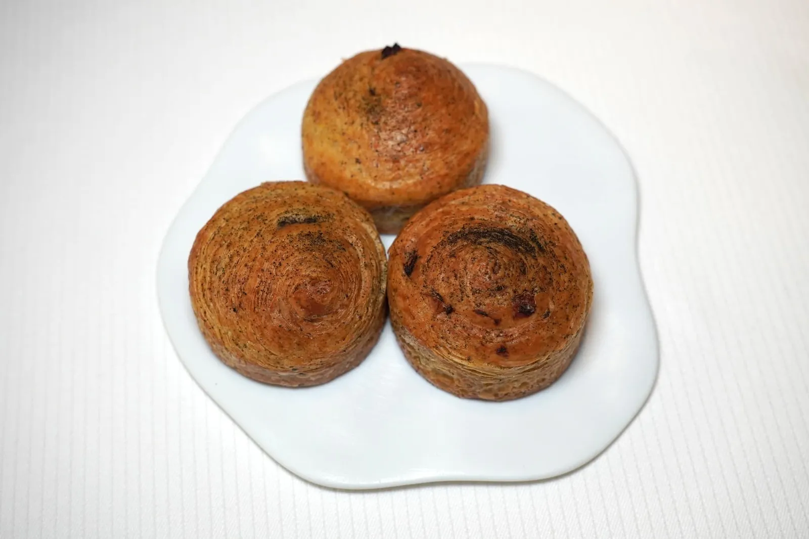 GSTAAD CHEESE sakura crispy sourdough bread barberry brioche feuilletée ข้างกันคือขนมปัง Barberry Brioche Feuilletée เสิร์ฟมาให้รับประทานคู่กัน (17/20)