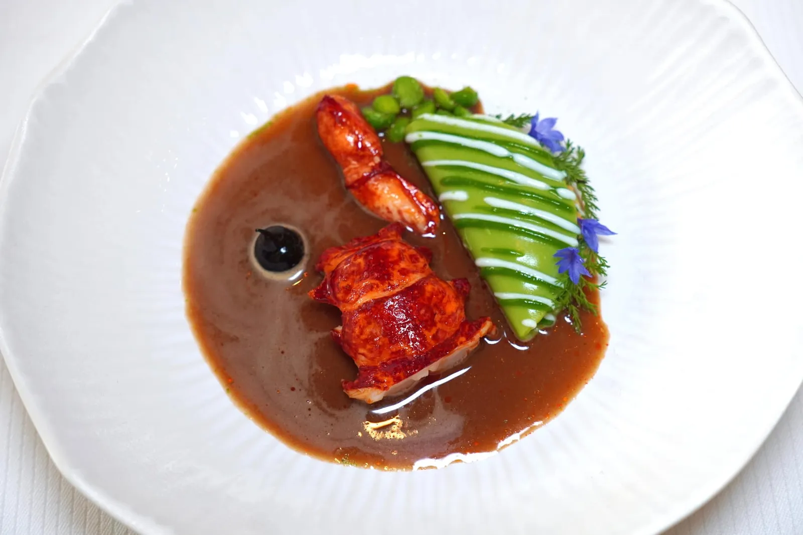 BLUE LOBSTER lightly smoked, green peas infused with Absinthe pepper modern bisque with sweet spices and fresh mint จากนั้นพนักงานจะเทราดซอส Lobster Bisque รสชาติเข้มข้นลงไปเพื่อเชื่อมทุกองค์ประกอบเข้าด้วยกัน (18/20)