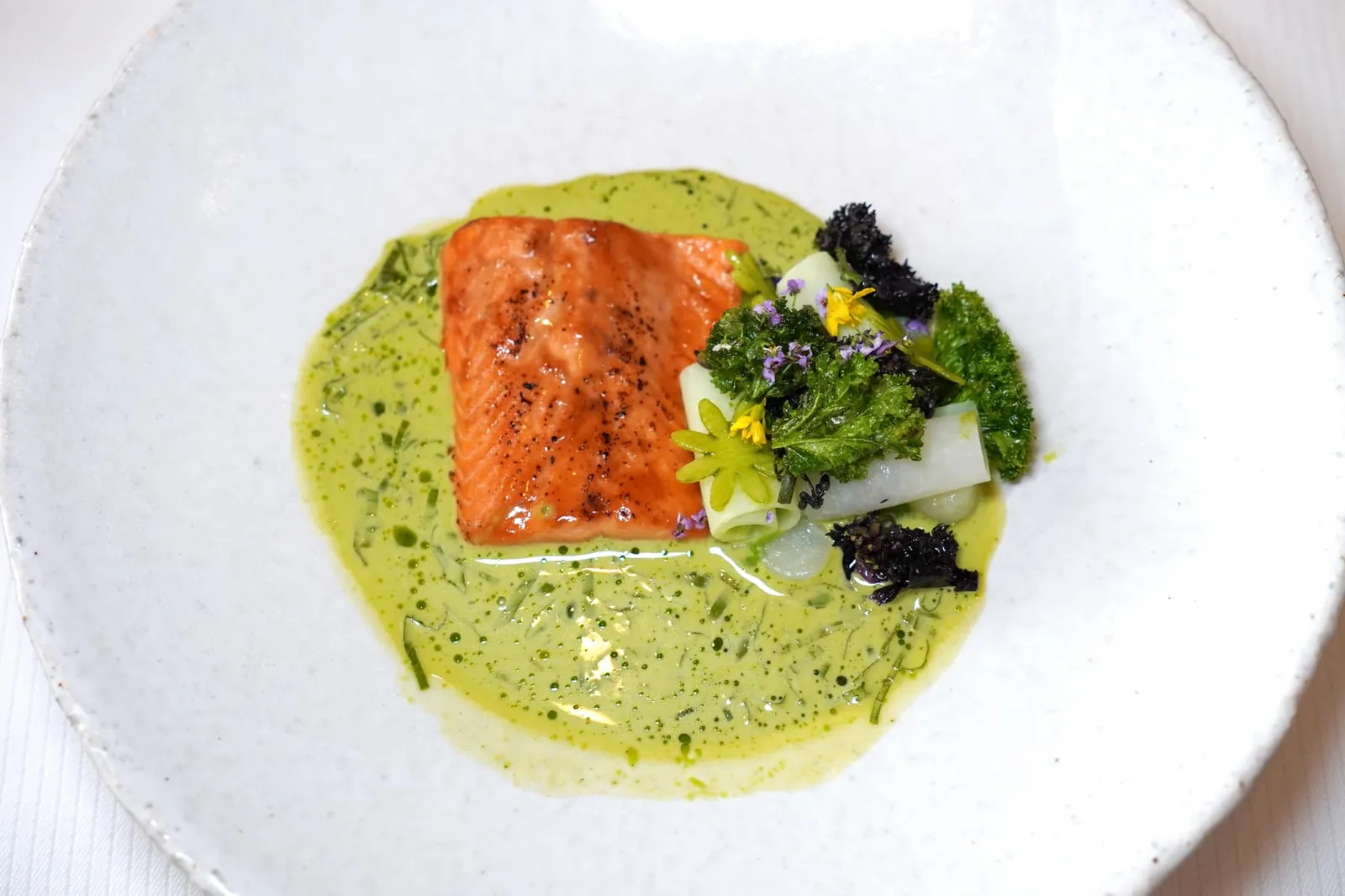 FISH FROM LAKE glazed on the grill cabbages from Bremblens coriander and lovage « beurre blanc » สำหรับจานปลาในคอร์สหลักเชฟเสิร์ฟเป็น Arctic Char จาก Lake Geneva เกลซมาสุกพอดี ข้างกันคือกะหล่ำปลีจากเมือง Bremblens ทางตะวันตกเฉียงเหนือของนคร Lausanne และอื่น ๆ ช่วยเพิ่มมิติทางเนื้อสัมผัสโดยเชฟนำมาปรุงให้สุกด้วยเนย รอบ ๆ คือซอส Beurre Blanc ที่ได้สีเขียวจากผักชีและโลวาจช่วยบาลานซ์กลิ่นเฉพาะตัวของปลาไม่ให้โดดจนเกินไป (17/20)