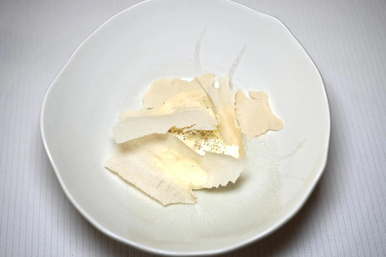 GSTAAD CHEESE sakura crispy sourdough bread barberry brioche feuilletée Gstaad Cheese นำมาทำเป็นโฟมให้ความครีมมี่และออกมัน ๆ ด้านบนโรยด้วยผงของดอก Sakura หอม ๆ และแผ่นกรอบช่วยเพิ่มมิติทางเนื้อสัมผัส (17/20)