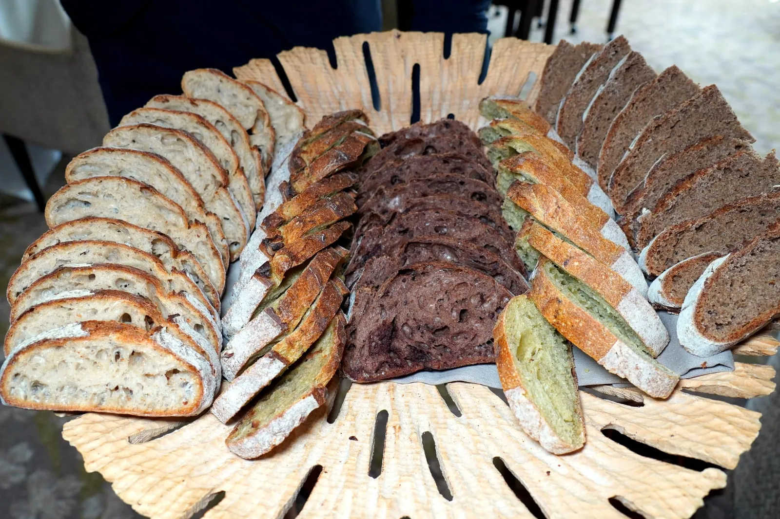 BREAD จากนั้นพนักงานจะนำเสนอขนมปังให้เลือกได้ 5 ชนิดเรียงจากซ้ายไปขวาคือ Rye Bread; Sweet Clover Bread; Chocolate and Buckwheat; Camomile, Nuts and Honey Bread และ Lightly Smoked Bread โดยขนมปังช็อกโกแลตมีรสชาติและกลิ่นที่เด่นชัดและหาได้ยากที่จะพบจัดเสิร์ฟในห้องอาหารระดับสูงแบบนี้