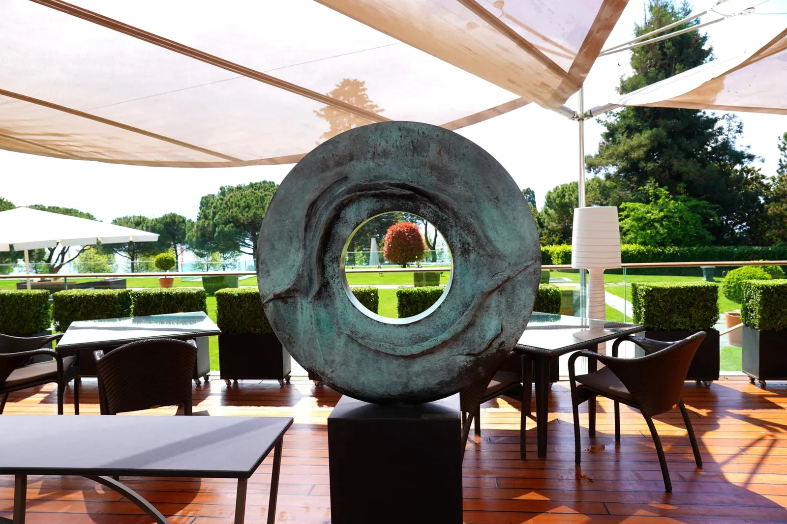 สำหรับห้องอาหาร Anne-Sophie Pic เปิดทำการเป็นครั้งแรกในปี 2009 และคว้ารางวัล 🌟🌟 2 MICHELIN Stars มาครองได้ไม่นานหลังจากนั้น
