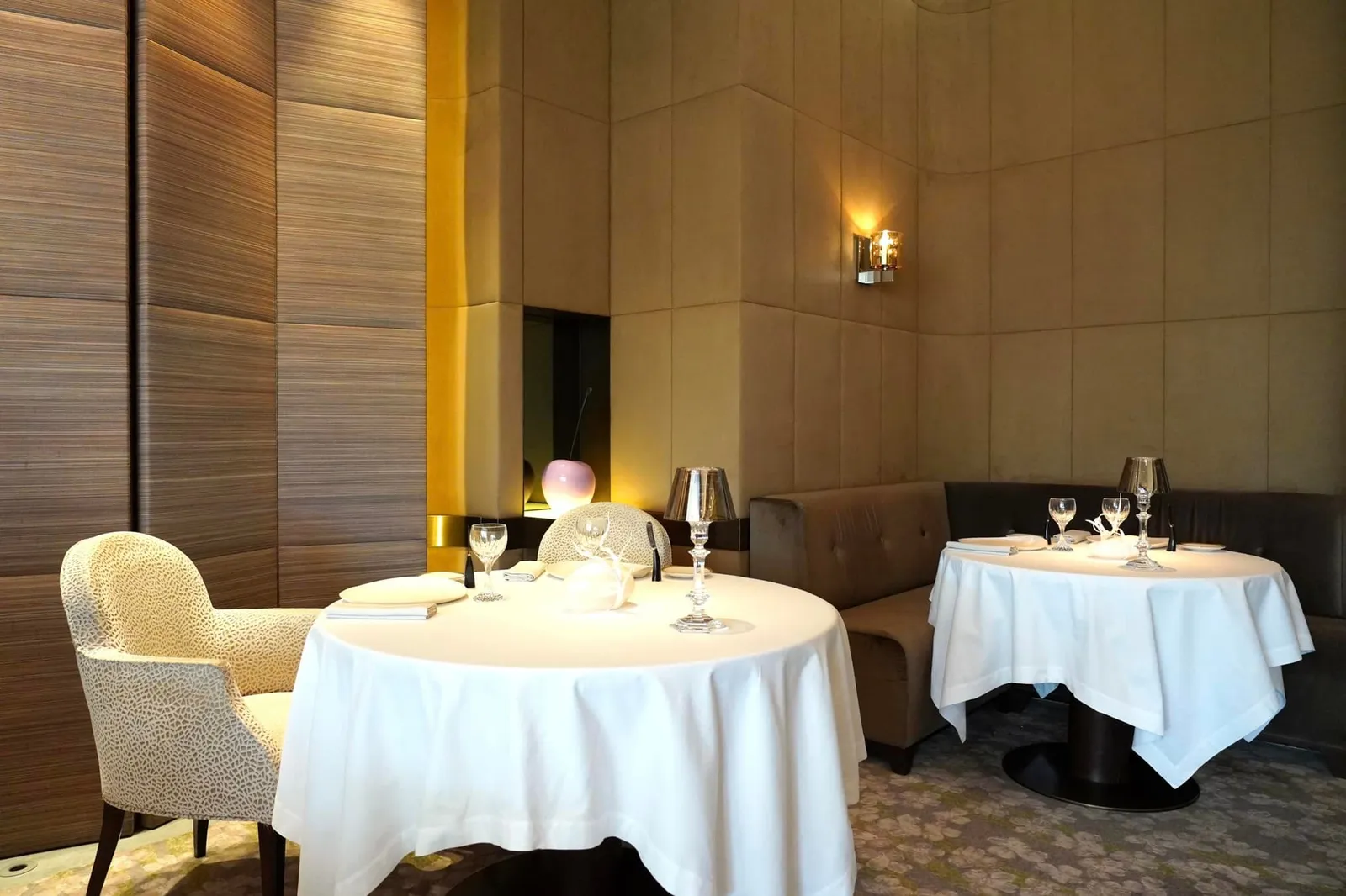 กาลเวลาล่วงเลยมาจนกระทั่งปี 1995 สมุดปกแดงอย่าง MICHELIN Guide ตัดสินใจปรับให้ Pic กลายมาเป็นห้องอาหารระดับ 🌟🌟 2 MICHELIN Stars ในช่วงเวลานั้นเองเชฟ Anne-Sophie Pic รู้สึกว่าเธอได้สูญเสีย “ดาวของคุณพ่อ” ไปจนเกิดแรงผลักดันครั้งสำคัญในการกลับมารับตำแหน่งในห้องครัวให้จงได้ ต่อมาในปี 1997 เธอได้รับตำแหน่ง Head Chef ต่อจากพี่ชายและพัฒนาอาหารในรูปแบบของตัวเองจนสามารถคว้ารางวัล 🌟🌟🌟 3 MICHELIN Stars กลับมาครองได้ในปี 2007 หรืออีก 10 ปีถัดมาซึ่งเธอรู้สึกว่าดาวทั้งสามที่คว้ากลับมาได้ในครั้งนั้นคือ “ดาวของตัวเธอเอง” อย่างแท้จริง นอกจากนี้ Anne-Sophie Pic ยังเป็นเชฟเพียงไม่กี่คนในโลกที่ไม่เคยผ่านโรงเรียนการอาหารใด ๆ แต่สามารถคว้ารางวัล 3 MICHELIN Stars มาครองได้สำเร็จและเป็นเชฟหญิงคนที่ 4 ในประวัติศาสตร์ที่สามารถคว้ารางวัลอันเกียรตินี้มาครองได้อีกด้วย ปัจจุบันเชฟ Anne-Sophie Pic และสามีคุณ David Sinapian เป็นเจ้าของห้องอาหารหลายแห่งคือ Pic (🌟🌟🌟 3 MICHELIN Stars), Anne-Sophie Pic (🌟🌟 2 MICHELIN Stars), La Dame de Pic (Paris) (🌟🌟 2 MICHELIN Stars), La Dame de Pic London (🌟🌟 2 MICHELIN Stars), La Dame de Pic - Le 1920 (🌟 1 MICHELIN Star), La Dame de Pic (Singapore) (Selected by MICHELIN Guide), André (Selected by MICHELIN Guide), L’Epicerie และ Daily Pic นั่นเอง