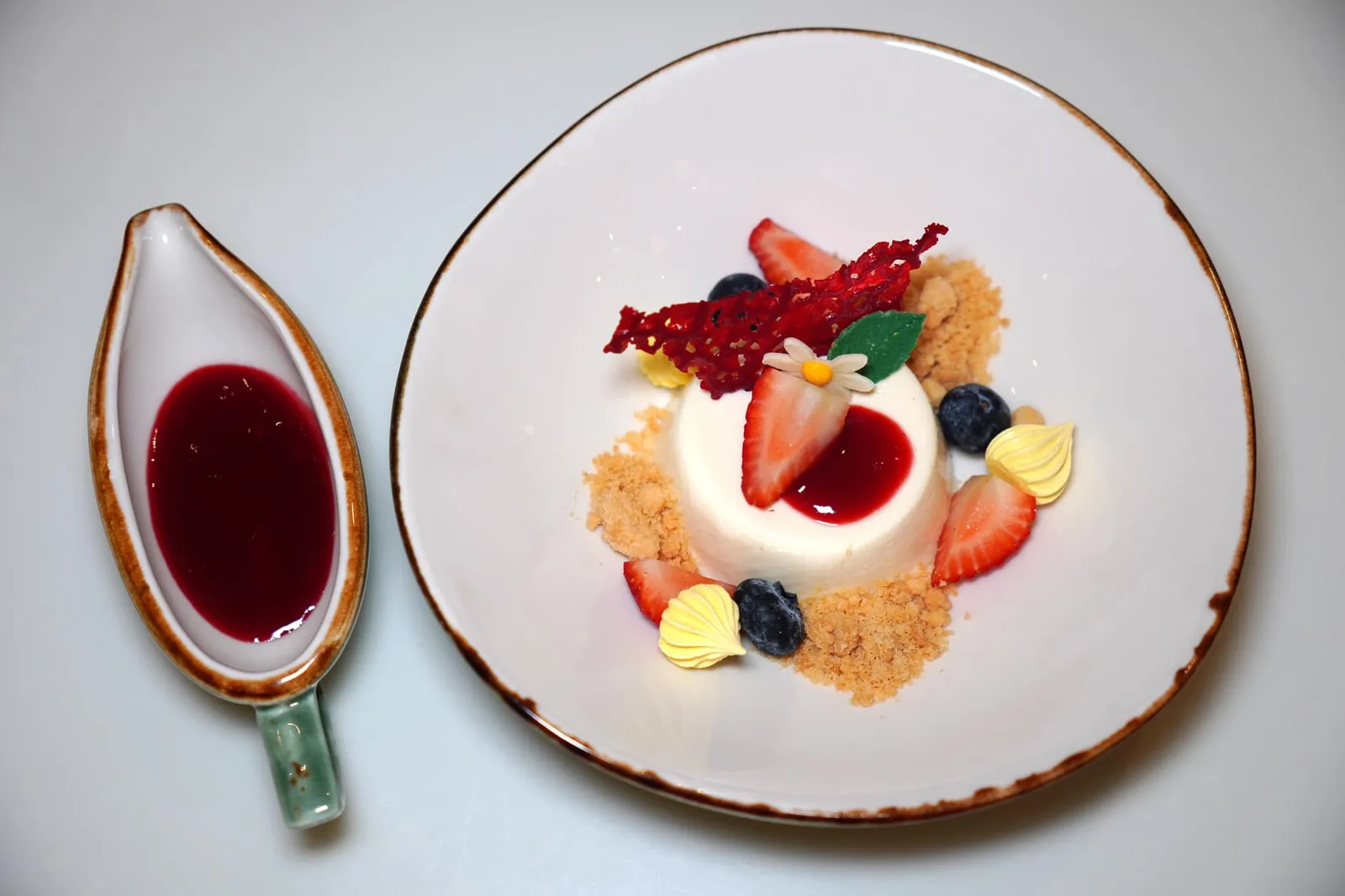 Panna Cotta con Lamponi (220++) Panna cotta pudding with raspberry compote พานาคอตต้าเป็นขนมหวานยอดนิยมของห้องอาหารอิตาลีทุกแห่ง ด้วยเนื้อสัมผัสที่นุ่มละมุน ครีมมี่ หอมกลิ่นนมทำให้เข้าถึงง่ายจากลูกค้าส่วนมาก อย่างไรก็ตามพานาคอตต้าในวันนี้มีเนื้อสัมผัสค่อนข้างกระด้าง กลิ่นหอมนมไม่ออกชัดเจนนัก สิ่งที่มาช่วยเอาไว้คือราสเบอร์รี่กอมโปตรสเลิศที่อร่อยชนิดตักชิมเดี่ยว ๆ ก็ยังได้ (11/20)