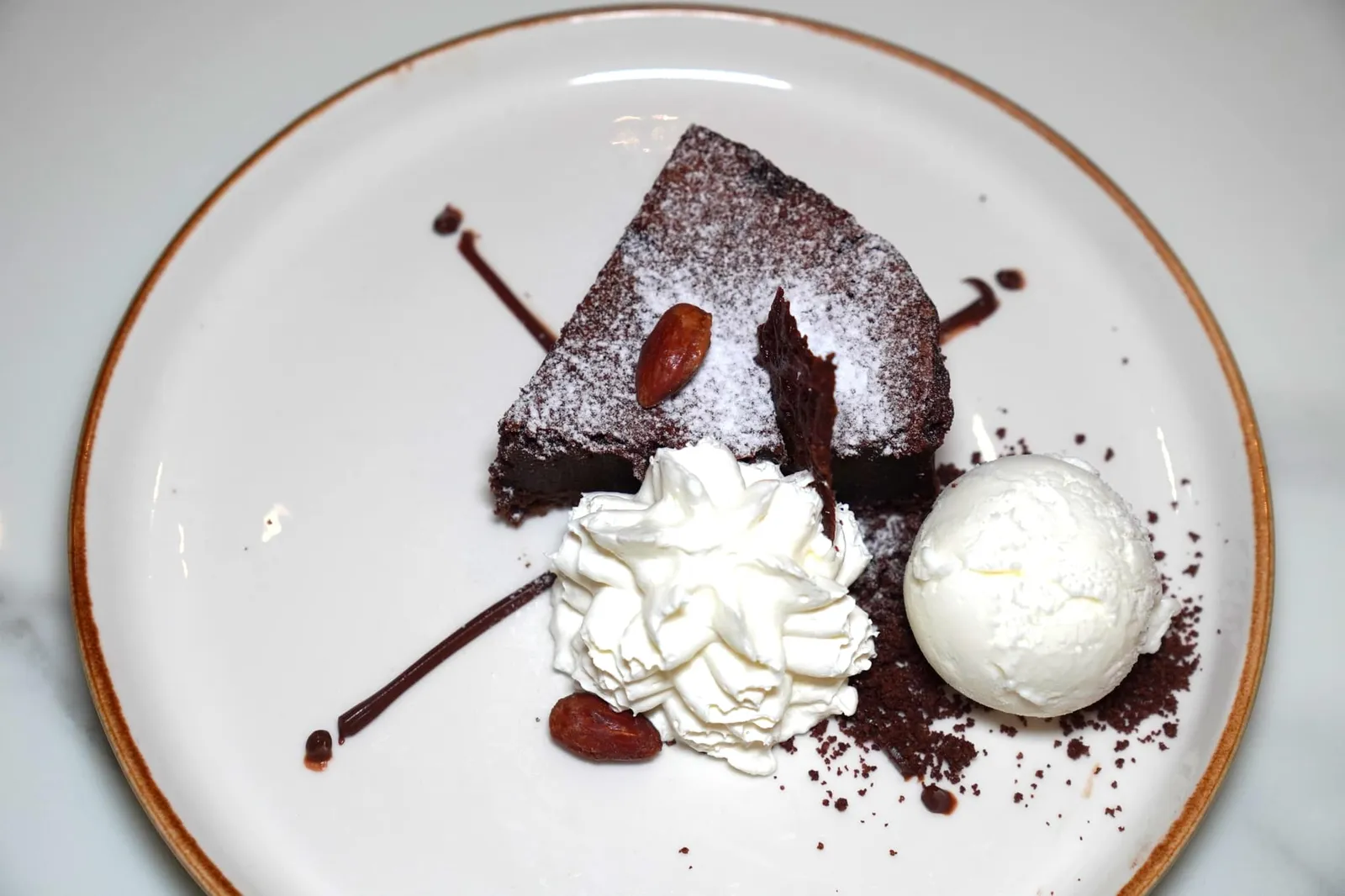Torta Caprese (210++) Flourless chocolate almond and hazelnut cake, mascarpone ice cream เมนูของหวานยอดนิยมจากหมู่เกาะ Capri ในภูมิภาค Campania ทางตอนใต้ของประเทศอิตาลี ตัวเค้กเป็นแบบไร้แป้ง รสชาติเข้มข้น เพิ่มความกรุบกรอบด้วยถั่วอัลมอนด์และฮาเซลนัท ข้างกันคือไอศกรีมชีส Mascarpone ช่วยเรียกความสดชื่นได้ดีมาก ๆ (13/20)
