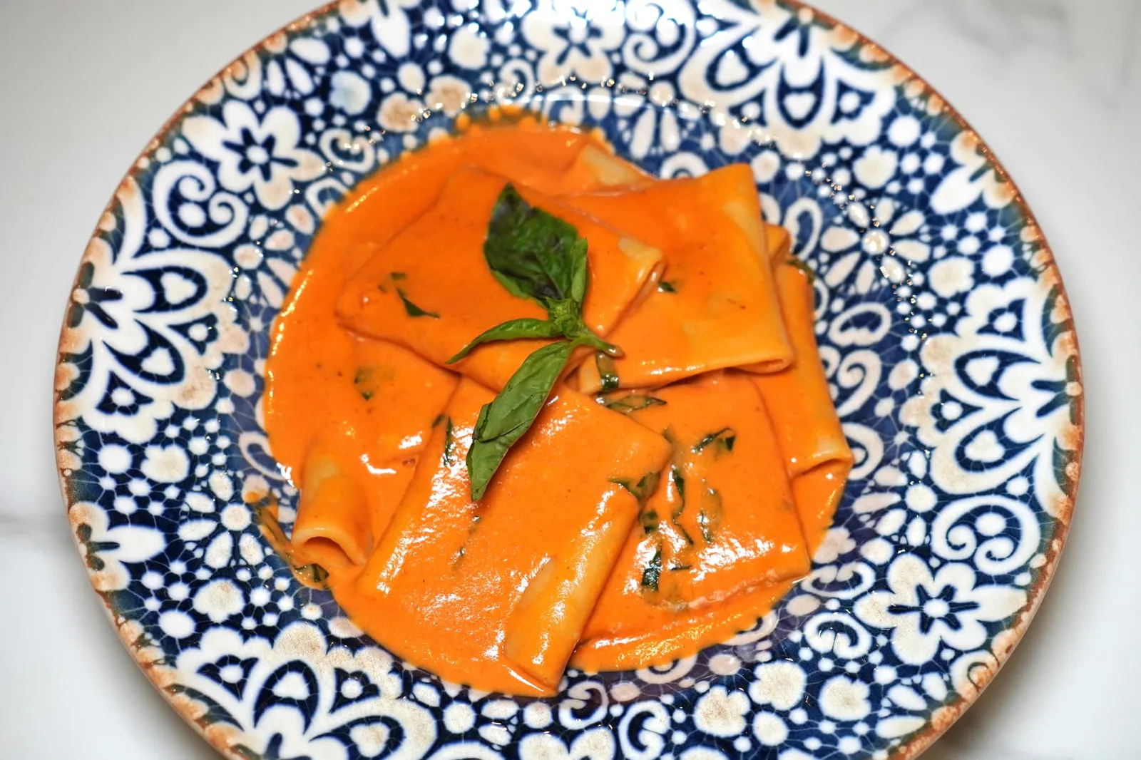 Paccheri Filanti (390++) Paccheri pasta, tomato sauce, parmesan cheese, mozzarella Paccheri พาสต้าทรงท่อขนาดใหญ่ที่มีต้นกำเนิดมาจากแถบ Campania เชฟนำไปคลุกเคล้ากับซอสมะเขือเทศให้รสชาติเปรี้ยวอุมามิปรุงรสชาติด้วย Parmesan และ Mozzarella มองจากหน้าตาแล้วชวนนึกถึง Signature Dish ของห้องอาหารระดับตำนานอย่าง Da Vittorio อยู่เหมือนกัน (12/20)