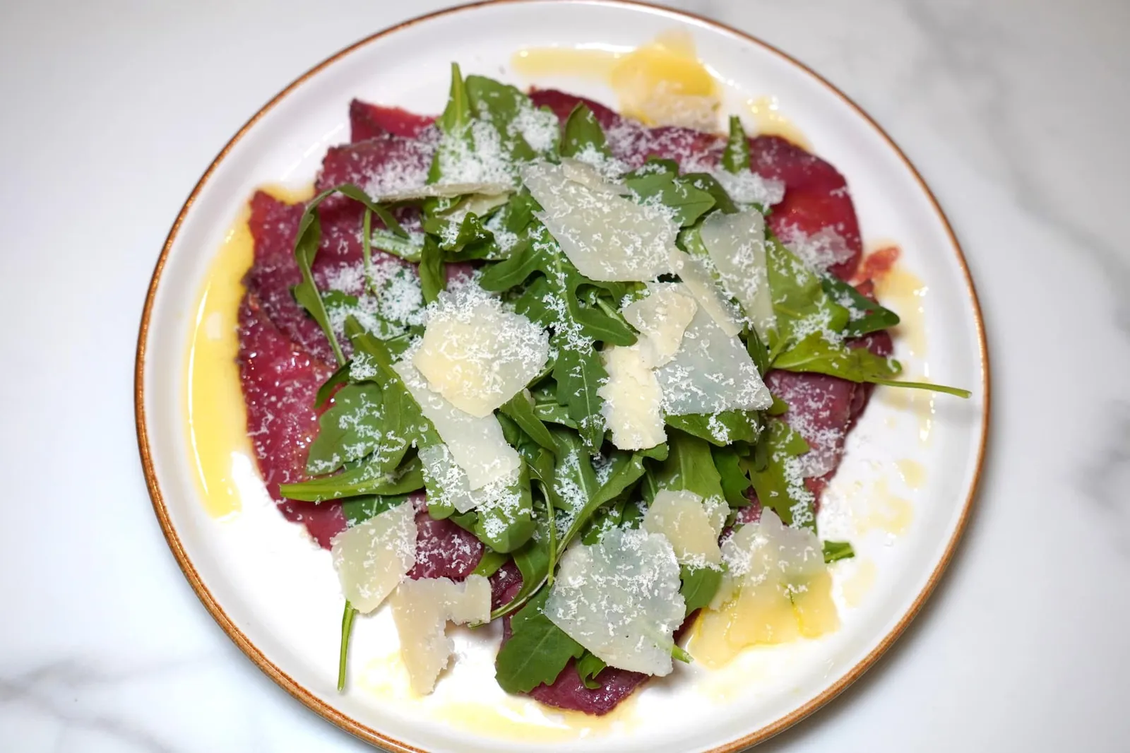Carpaccio del Trentino (530++) Beef carpaccio “Trentino style”, wild rocket, parmesan cheese Carpaccio คือเนื้อวัวแล่บางให้เนื้อสัมผัสที่นุ่ม ไม่มีกลิ่นคาว เชฟเสิร์ฟมาแบบดิบเพื่อคงความเป็นต้นฉบับ (Carne Salada) เพิ่มความกรอบด้วยผักร็อคเก็ต เสริมด้วยรสชาติเค็มและขมเบา ๆ ของพาเมซานที่ขูดมาบาง ๆ ด้านบน (11/20)