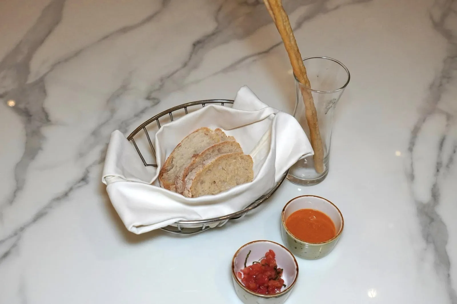 Bread สำหรับขนมปังทางร้านนำเสนอมาคู่กับ Tomato Salsa