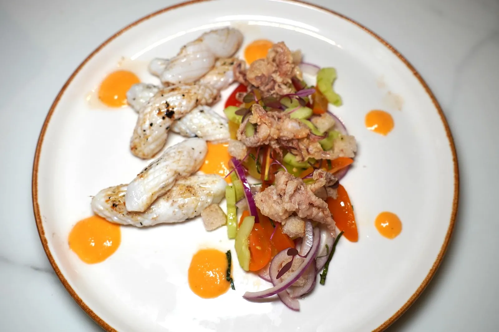 Grilled calamari, Panzanella salad หมึกย่างในที่นี้เชฟแยกส่วนหนวดไปชุบแป้งทอดให้ความกรุบกรอบในขณะที่ส่วนตัวหมึกย่างสุกพอดี นุ่ม เคี้ยวง่าย ข้างกันคือสไตล์ Tuscan ช่วยเรียกความสดชื่นได้เป็นอย่างดี (12/20)