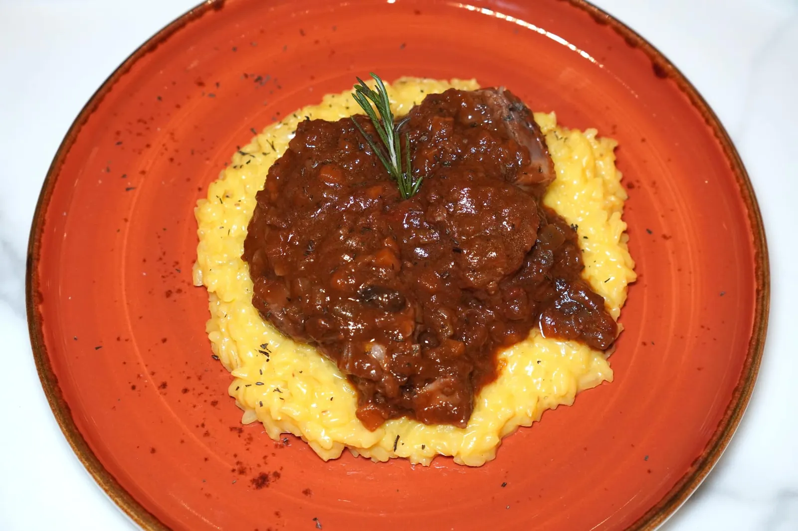 Ossobuco alla Milanese (690++) White wine, vegetables and broth veal ossobuco with saffron risotto Ossobuco เป็นอาหารจากแถบ Lombardy ที่ได้จากการนำเนื้อวัวไปตุ๋นกับผักต่าง ๆ และไวน์ขาวจนนุ่ม เชฟเสิร์ฟมากับไขกระดูกวัวตามชื่อ Ossobuco ที่แปลว่า Bone with a Hole ด้านล่างคือ Saffron Risotto เสิร์ฟมาอุ่น ๆ สุกกำลังดี (13/20)