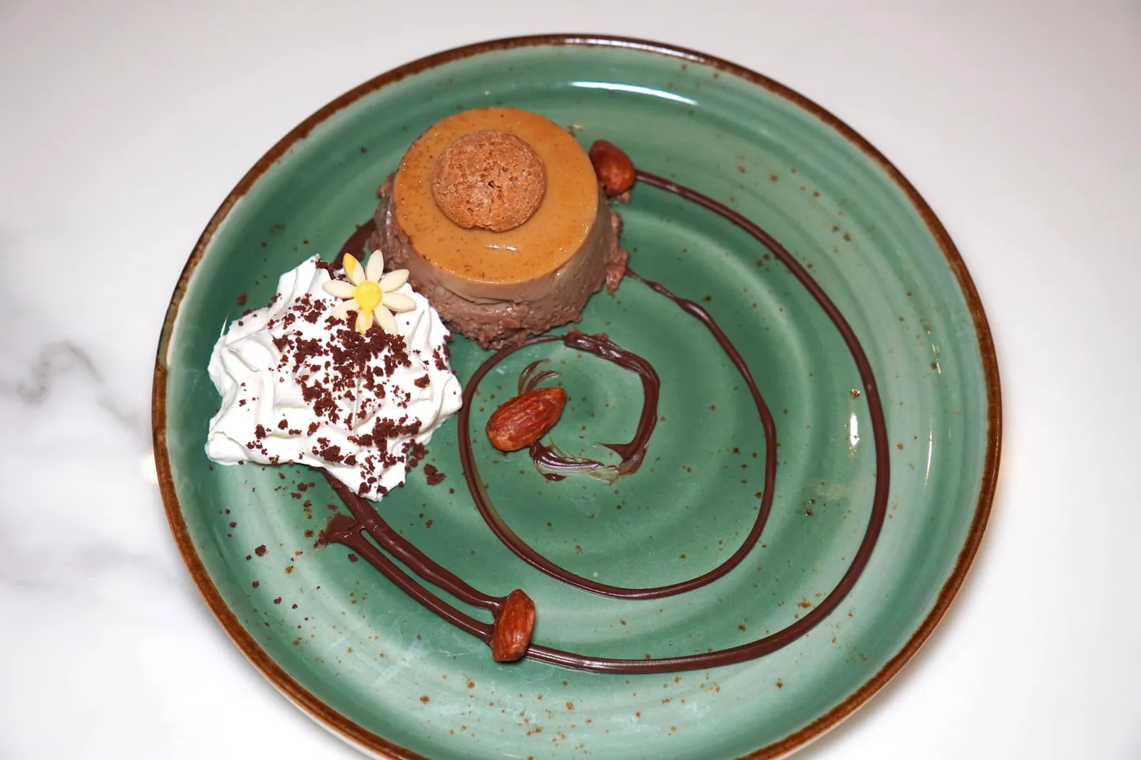 Bunet Astigiano (210++) Piedmont style chocolate and almond pudding with whipped cream ขนมหวานสไตล์ Piedmont จานนี้มีลักษณะเป็นพุดดิ้งที่มีกลิ่นหอมของช็อกโกแลตและอัลมอนด์ รสชาติหวานมันเข้มข้น เสิร์ฟมากับ Biscotti กรอบ ๆ และ Whipped Cream หอมมัน (12/20)