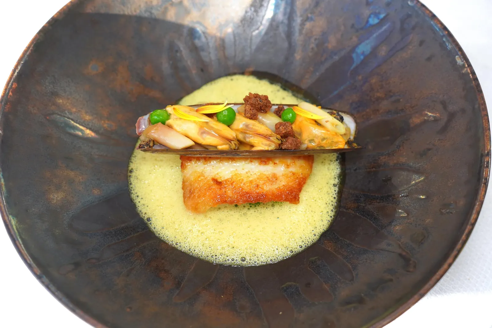 FILLET OF PLAICE & CURRY Fruits der mer, green peas ปลา Plaice fish ในกลุ่มปลาตาเดียวย่างจนสุกจับคู่กับซอสแกงให้อโรมาเฉพาะตัว ด้านบนคือ Mussels หรือหอยแมลงภู่ให้เนื้อสัมผัสที่นุ่ม, Razor clam หรือหอยหลอดให้ความหนึบ เชฟปรุงรสด้วยมะกอกเขียวและมะนาวเผา รอบ ๆ คือขนมปังและถั่วลันเตากรอบช่วยไล่เรียงเนื้อสัมผัสให้ออกมาได้มีมิติอย่างน่าประทับใจ (17/20)