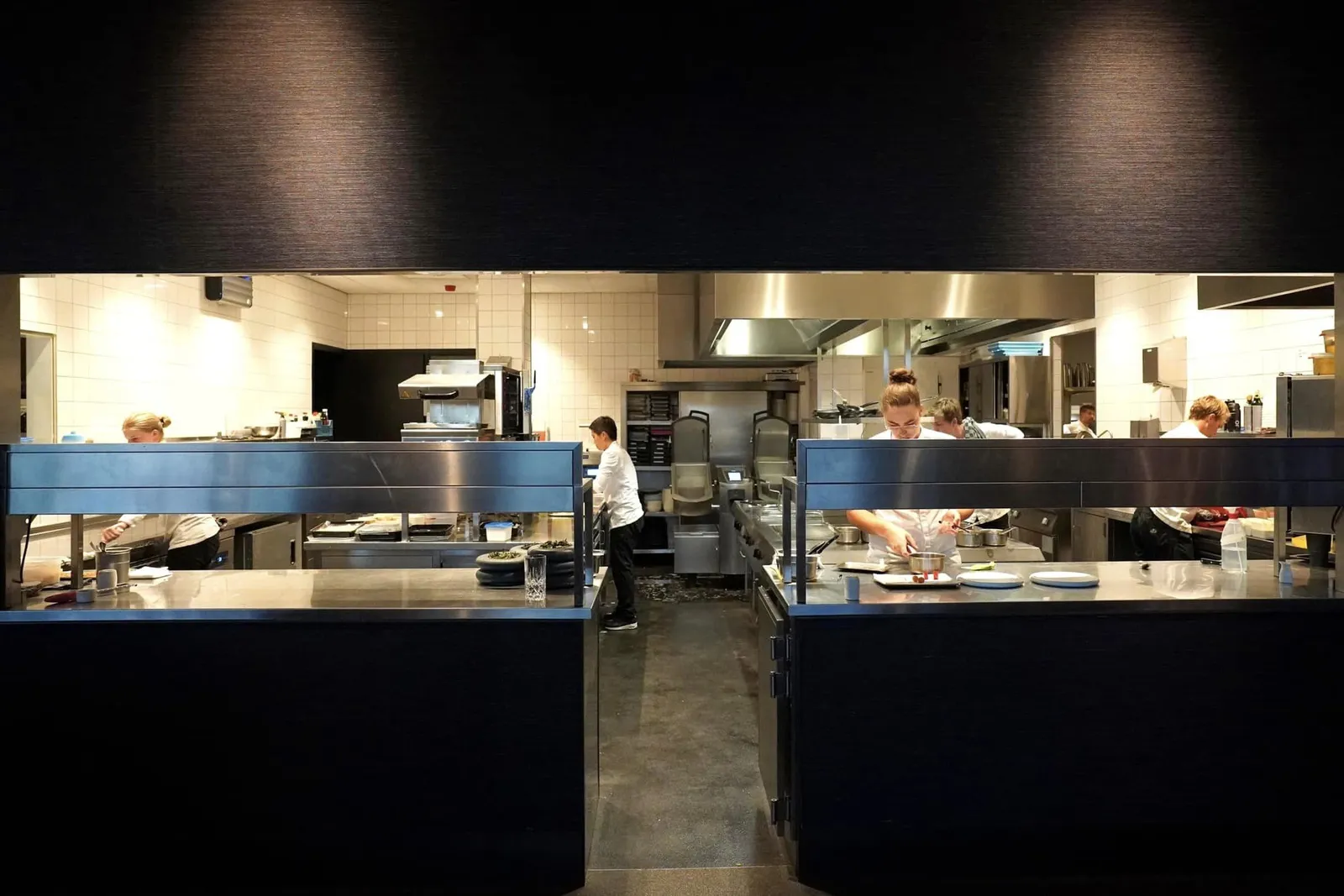 ห้องครัวแบบ Open kitchen ช่วยให้บรรยากาศโดยรอบมีการเคลื่อนไหว