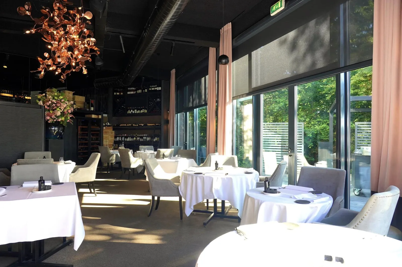 ลูกค้าสามารถเลือกชิม LUNCH MENU ในช่วงมื้อกลางวันนำเสนอมาในราคาสุดคุ้มค่าที่ 3 Courses/89 € และ 4 Courses/99 € ส่วนมื้อเย็นจะถูกจัดเสิร์ฟในรูปแบบของ CHEF'S MENU จำนวน 5 Courses/159 € นอกจากนี้ยังมีเมนูแนะนำสำหรับสั่งเพิ่มอย่างเช่น À La Carte อย่างเช่น ‘KLC’ ที่ประกอบไปด้วย Kingcrab, Langoustine & Caviar 10 gr. เป็นต้น