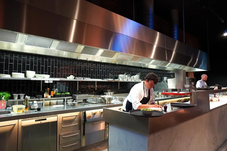 ครัวแบบ Open Kitchen ทำให้ลูกค้าสามารถชมทีมเชฟปรุงอาหารโดยเฉพาะการย่างเนื้อได้ในทุกขั้นตอน