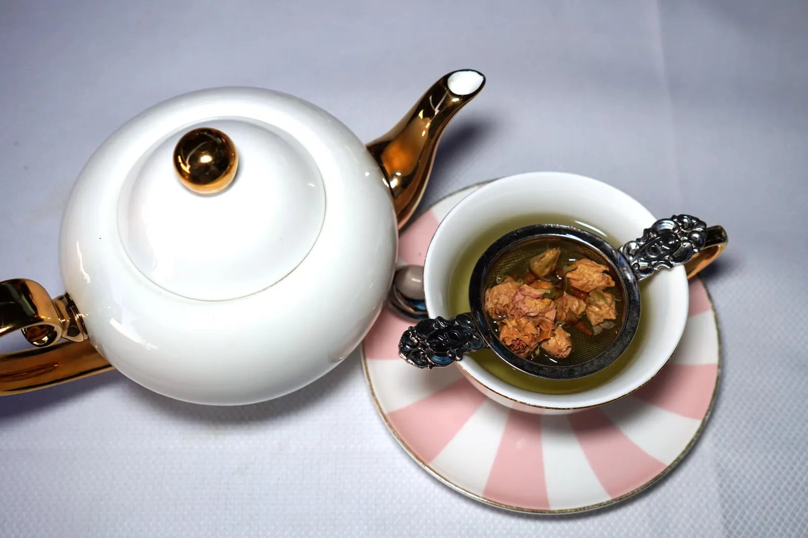 ROSE TEA (8.25 €) เราเลือกจับคู่ขนมหวานกับ Rose tea อุ่น ๆ สักกาเข้ากันได้ดีมาก ๆ