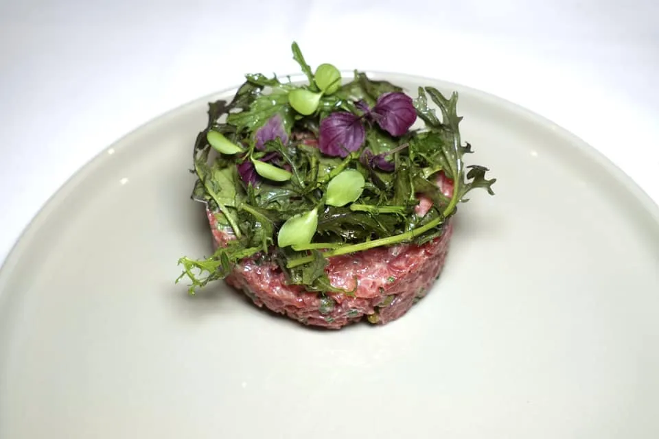 Steak Tartare / butter sauce / french fries / Bolleke DeKoninck (33 €) Tartare เนื้อวัวดิบสับจนได้เนื้อสัมผัสที่นุ่มละมุยจนแทบจะละลายในปากตัดด้วยความเปรี้ยวของ Pickled เล็กน้อย ด้านบนท็อปด้วยผักต่าง ๆ กันเพื่อเพิ่มมิติทางเนื้อสัมผัส เชฟเสิร์ฟมากับสลัดและเฟร้นช์ฟรายส์อีกเช่นกัน (14/20)