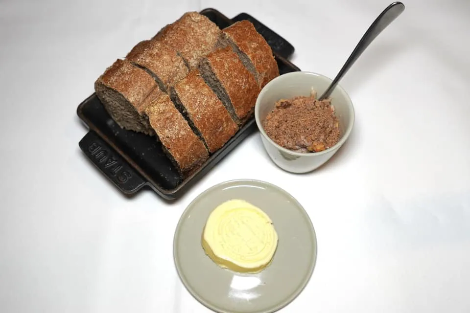 Duck Rillette ระหว่างรออาหารพนักงานจะเสิร์ฟมาขนมปังที่มีส่วนผสมของเบียร์ DeKoninck มาให้ชิมคู่กันกับ Rilette ที่เตรียมมาจากเนื้อเป็ดต้มในไขมันห่าน เสริมด้วยครัมเบิ้ลซินนามอนกรอบทร่ด้านบน (14/20)