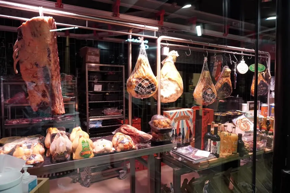 พื้นที่ชั้นล่างเป็น Butcher's Store สำหรับขายเนื้อสัตว์หลายชนิดตั้งแต่ไก่ เป็ด วัว และแฮมต่าง ๆ
